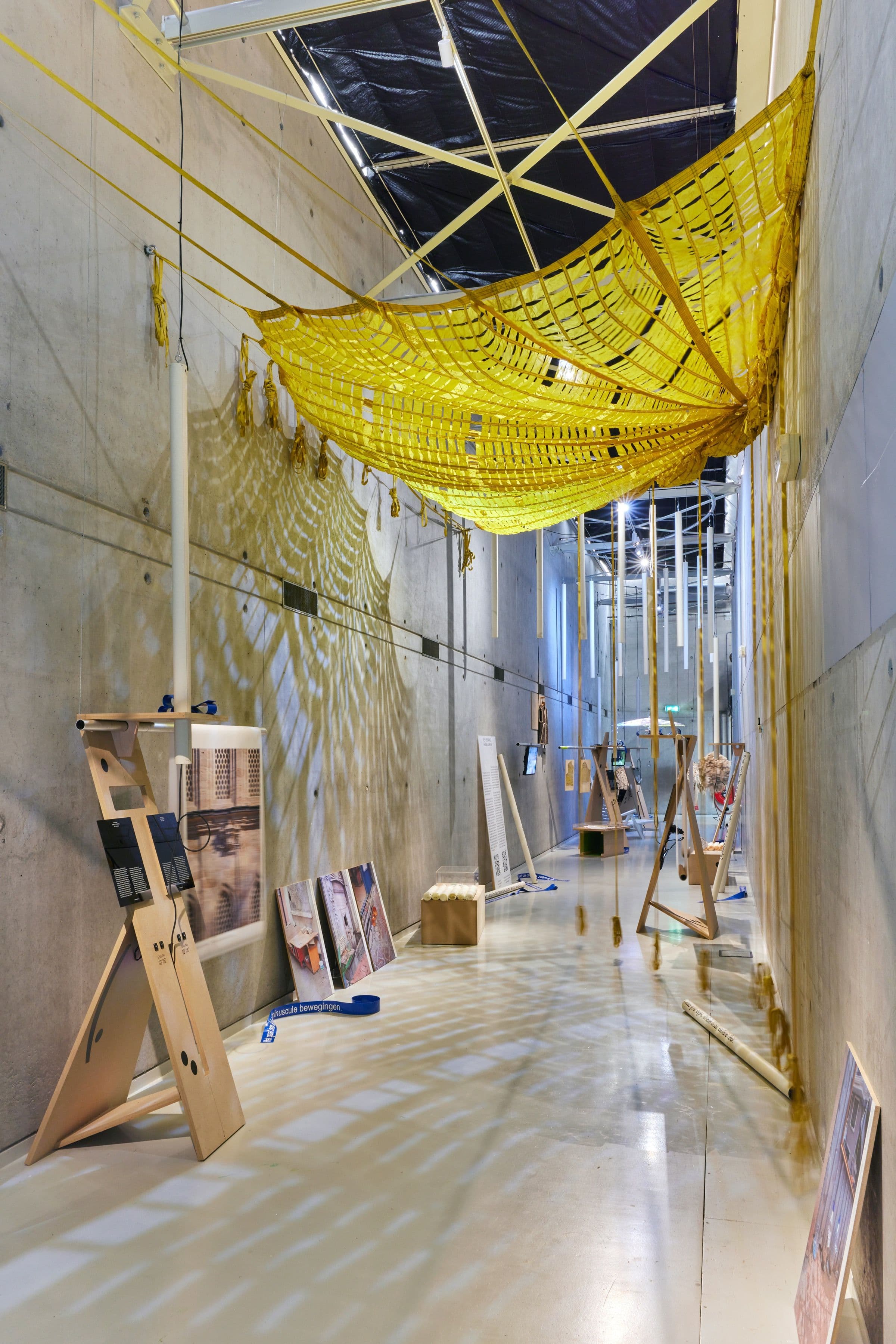 Zaaloverzicht van de tentoonstelling Op zoek naar het pluriversum, Het Nieuwe Instituut, 2022. Ruimtelijk ontwerp: Sean Leonard. Grafische identiteit: Miquel Hervás Gomez. Nina van Hartskamp verzorgde audiofragmenten van alle makers. Foto: Aad…
