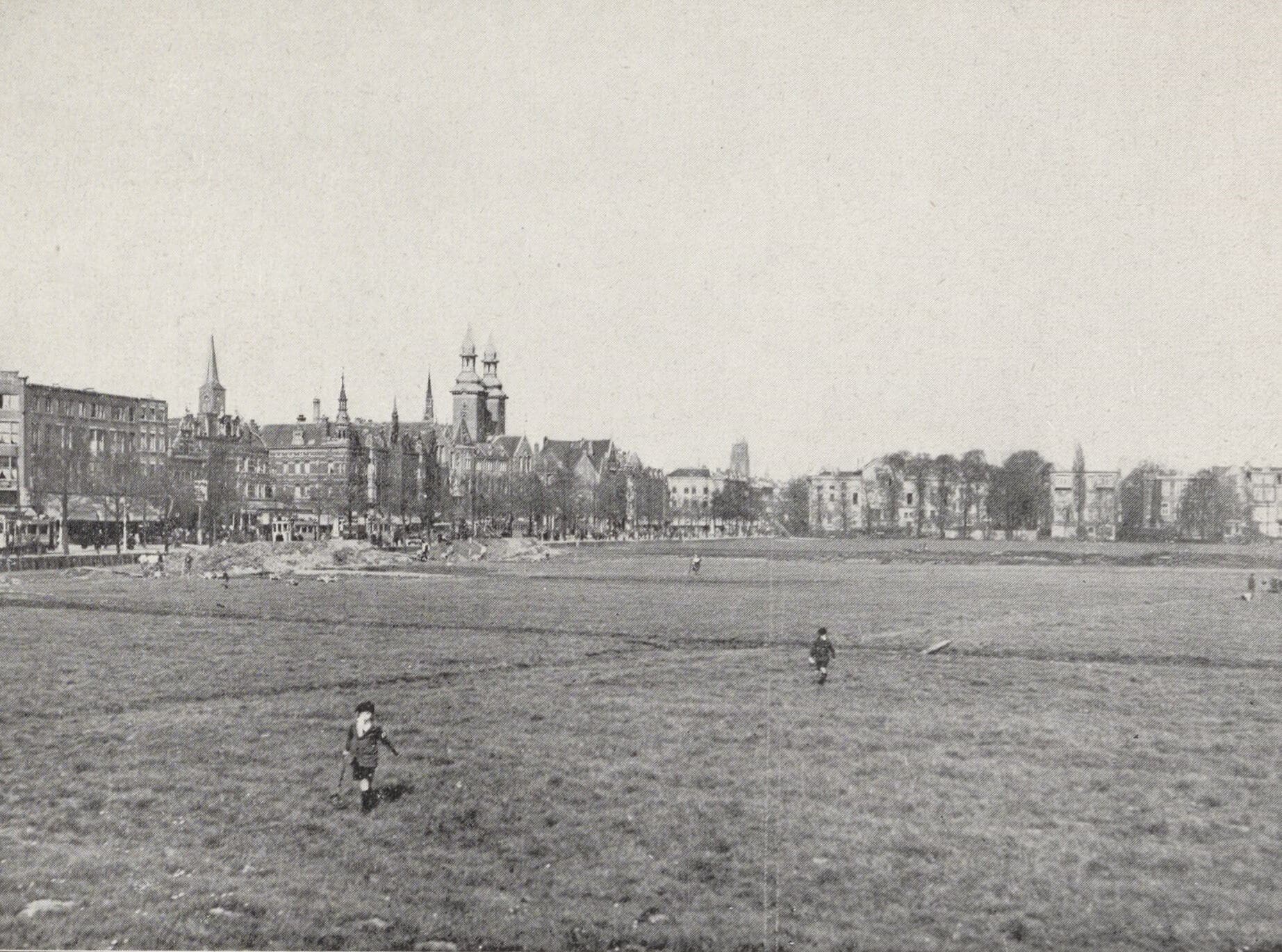City view of Rotterdam from the Land van Hoboken, pictured in W.G. Witteveen, The Land van Hoboken Expansion Plan, Rotterdam 1927, p. 25. Collection Het Nieuwe Instituut, NIROV library, 49.183 
