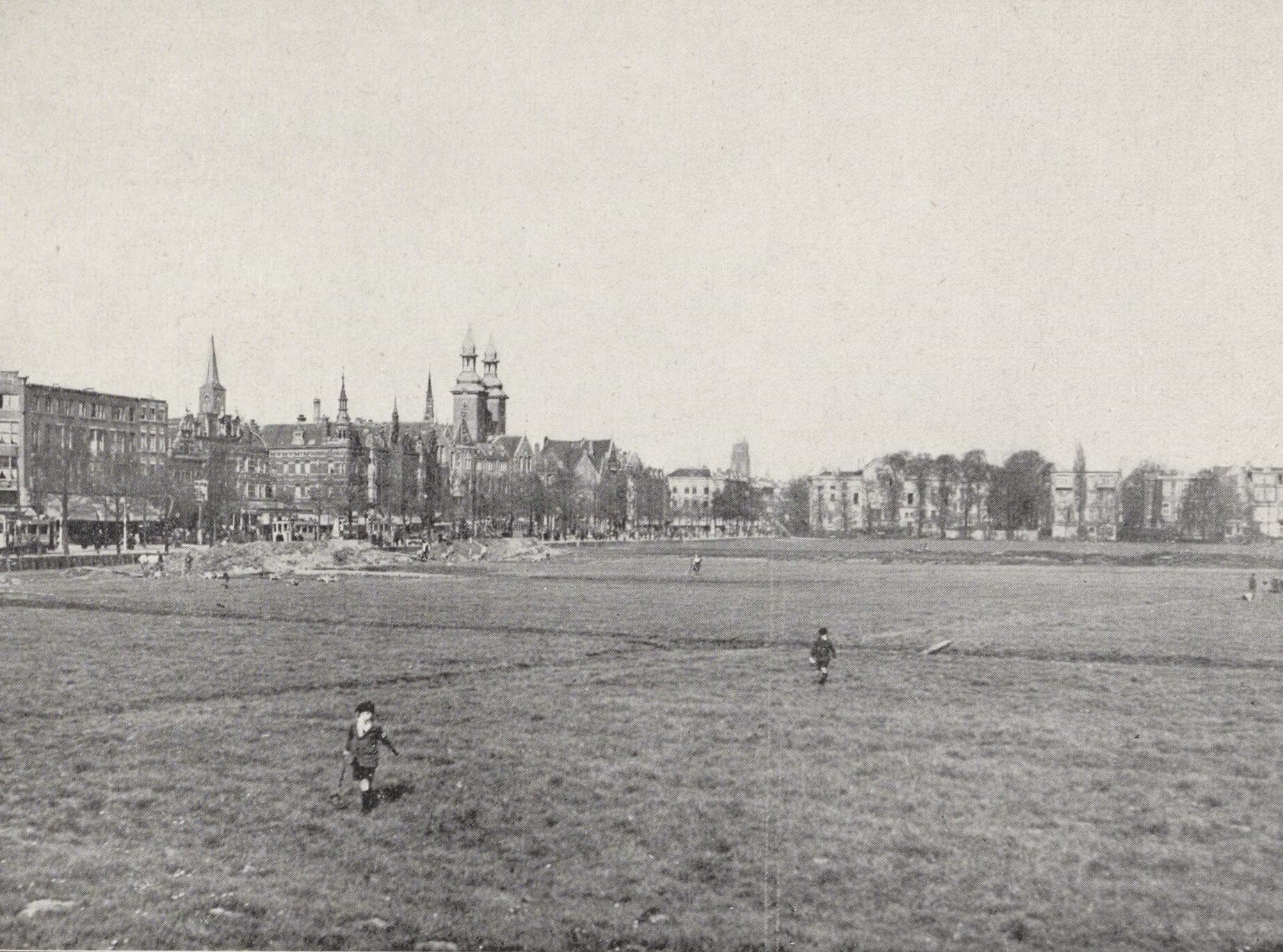 Stadsbeeld van Rotterdam vanuit het Land van Hoboken, afgebeeld in W.G. Witteveen, Het uitbreidingsplan voor het Land van Hoboken, Rotterdam, 1927, p. 25. Collectie Het Nieuwe Instituut, NIROV bibliotheek, 49.183 