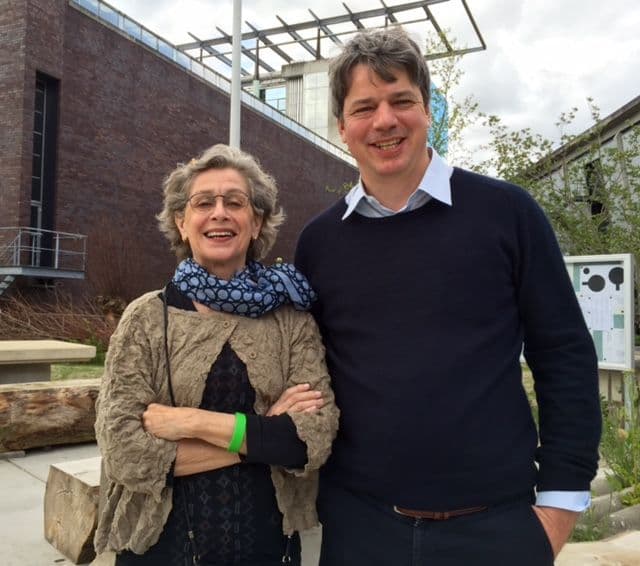Christine Boyer met Laurent Stalder (professor ETH Zürich) in de tuin van Het Nieuwe Instituut. 