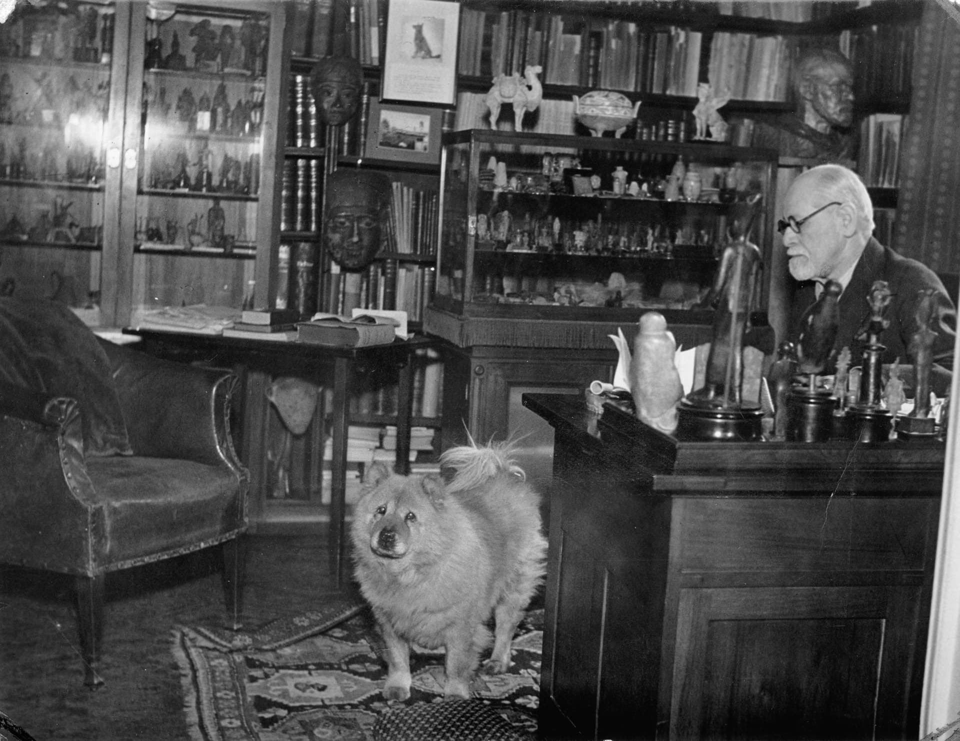 Sigmund Freud at his desk in the Berggasse 19, Vienna, 1938 © Imagno / Getty Images 