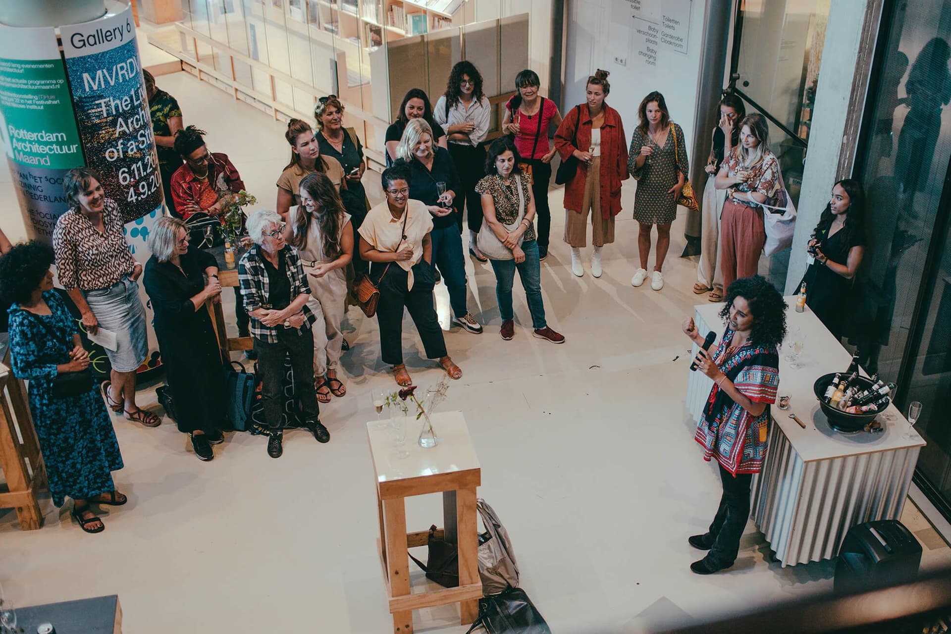 Simone da Silva tijdens haar openingswoord voor de pop-uptentoonstelling 'Hoor Haar' van DIG IT UP, bij de aftrap van de Feminist assembly Month op 1 september 2022 in Het Nieuwe Instituut. Foto: Simaa Al-Saig 