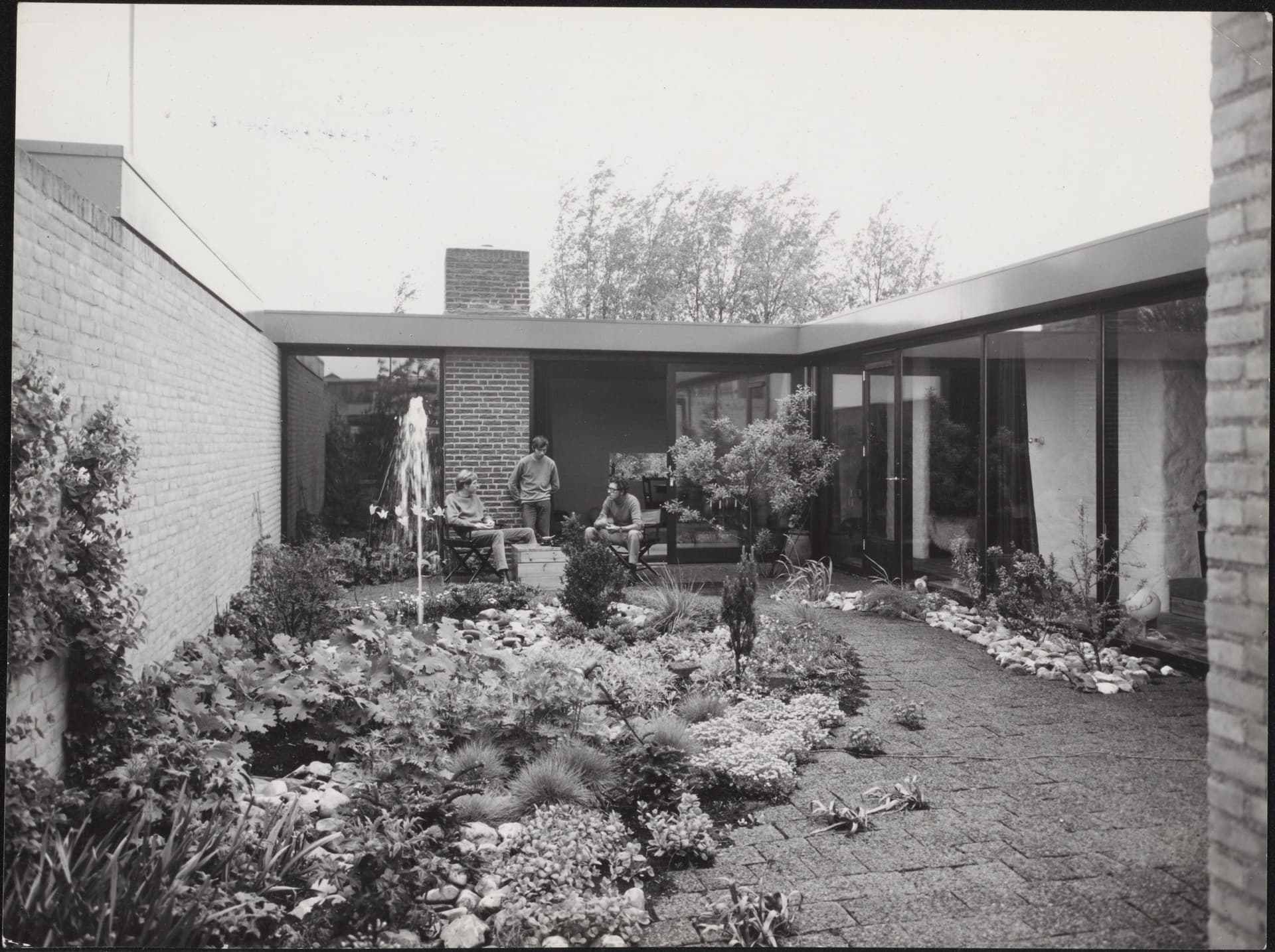 Onno Greiner. Patio houses on Laan Rozenburg in Amstelveen, 1961-1966. Greiner also designed his own house within this series. Text on the back of the photo: \"Our own garden\". 