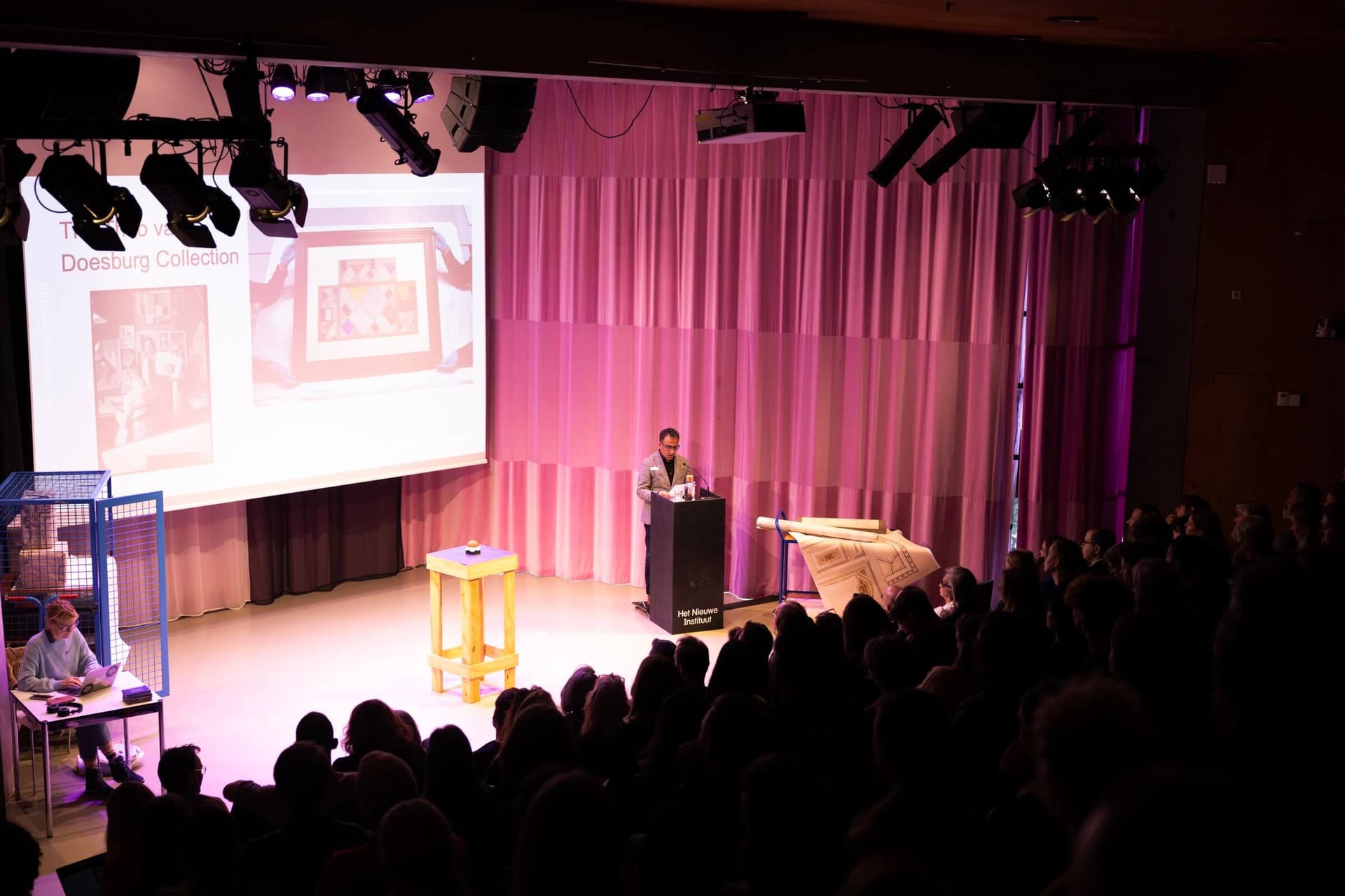 Behrang Mousavi, Hoofd Collectie van Het Nieuwe Instituut, tijdens de opening van de conferentie. Foto Florine van Rees. 