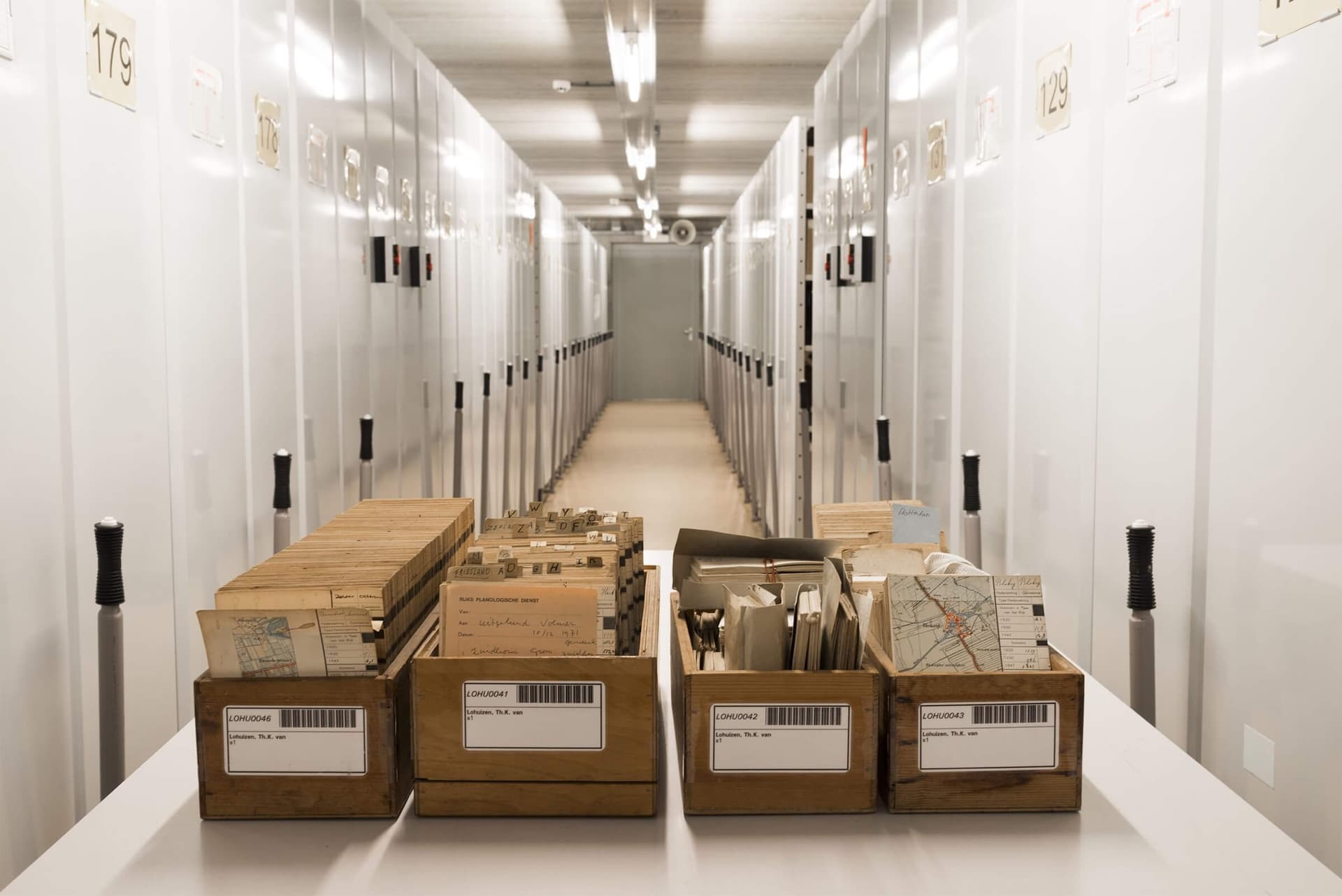 Kaartenbakken uit de verzameling van Stedenbouwkundige Th. K. van Lohuizen, Collectie Het Nieuwe Instituut, 2017 Foto Petra van der Ree