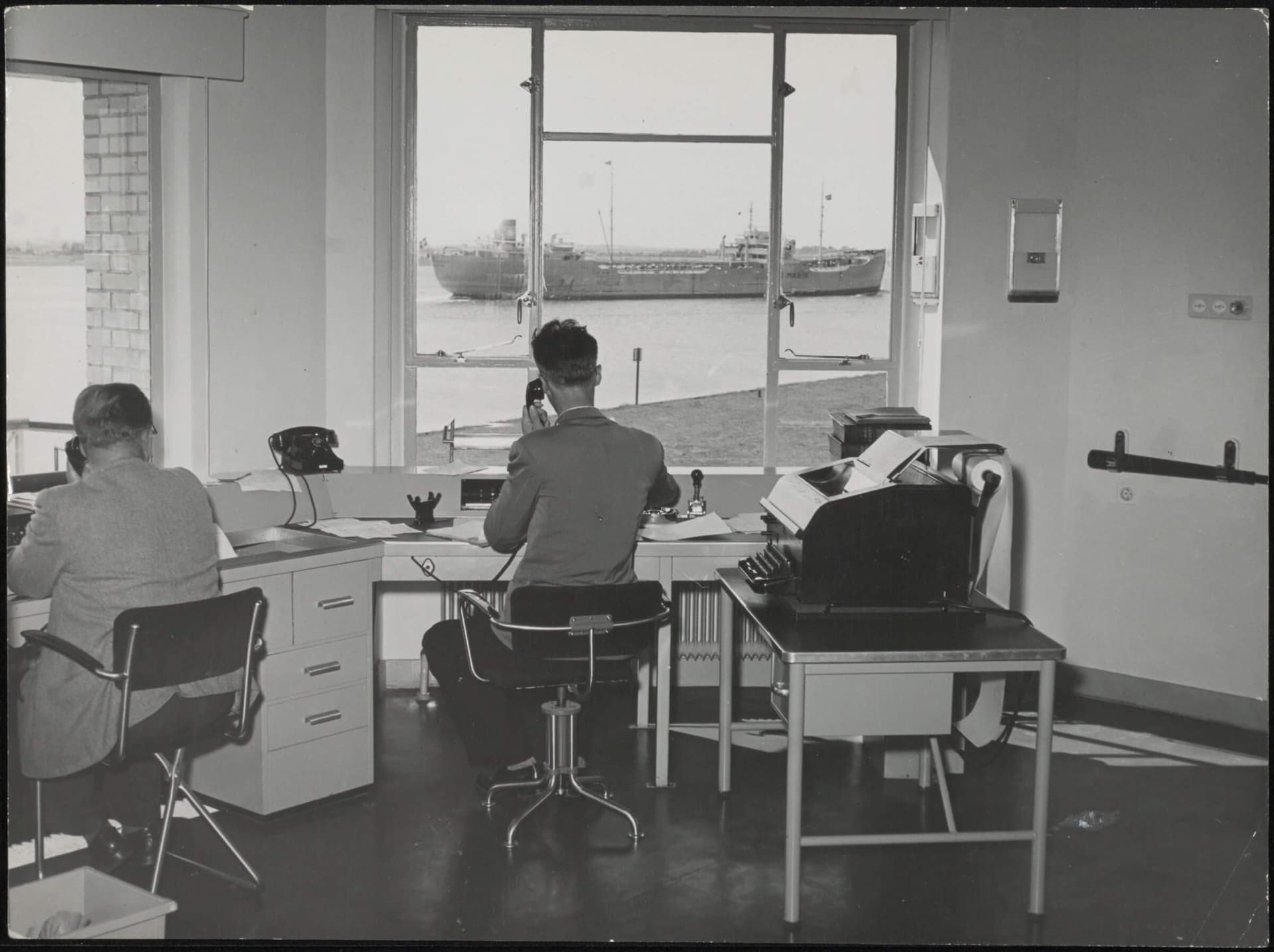 Picture of the interior of a shore-based radar system station, Nieuwe Waterweg, ca. 1960. Collection Het Nieuwe Instituut, LECQ ph49  