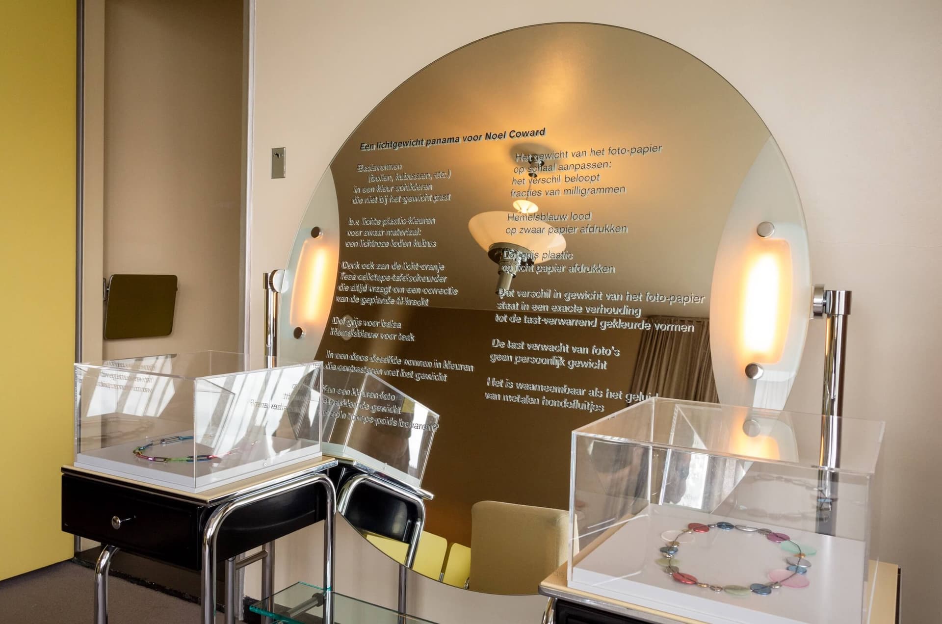Impressie van de tentoonstelling Gijs Bakker & K. Schippers: Beginselen in Huis Sonneveld, 11.07.2020 – 10.01.2021. Foto: Johannes Schwartz. Op deze foto staan de sieraden ‘Necklace 3 point 7 (381)’ en ‘Necklace 4 point 3 (389)’ van Gijs Bakker… 