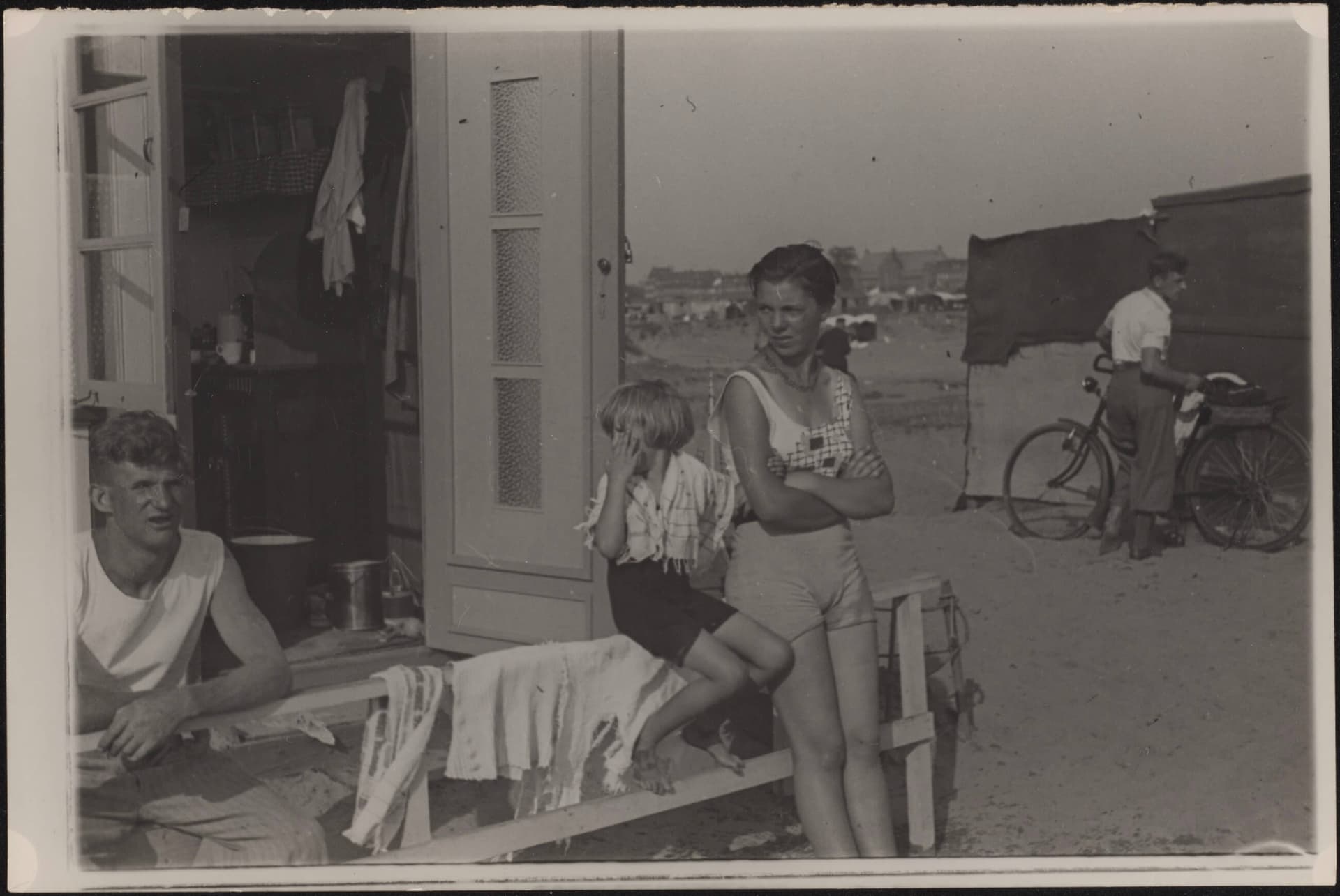 Piet Zwart, zelfgebouwde vakantiehuisjes op het zogenoemde crisisstrand aan de Waalhaven, Rotterdam 1932. Collectie Het Nieuwe Instituut, ZWAR ph271a 