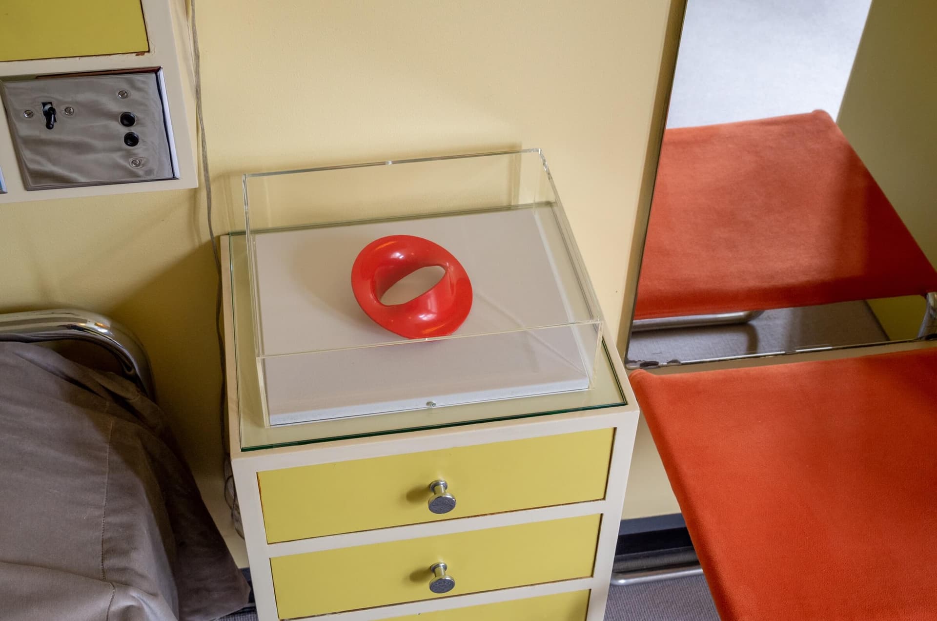 Impressie van de tentoonstelling Gijs Bakker & K. Schippers: Beginselen in Huis Sonneveld, 11.07.2020 – 10.01.2021. Foto: Johannes Schwartz. Op deze foto staan het sieraad ‘Circle in Circle (69)’ van Gijs Bakker en het gedicht ‘Gedicht’ van K.… 