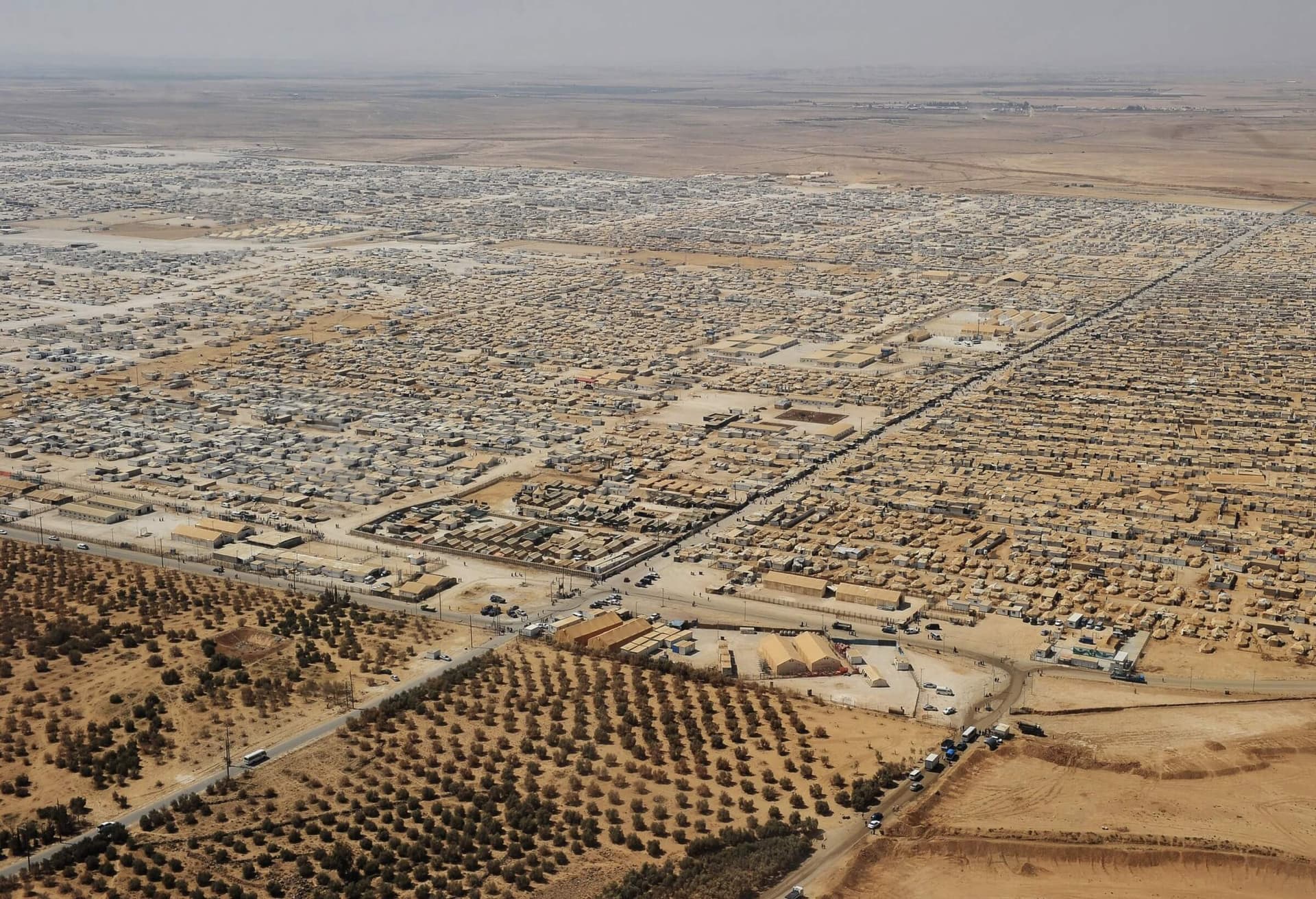 Dit enorme Syrische vluchtelingenkamp is nu de 5e stad in omvang van Jordanië (fotograaf: Harrison Jacobs, bron: www.businessinsider.com.au) 