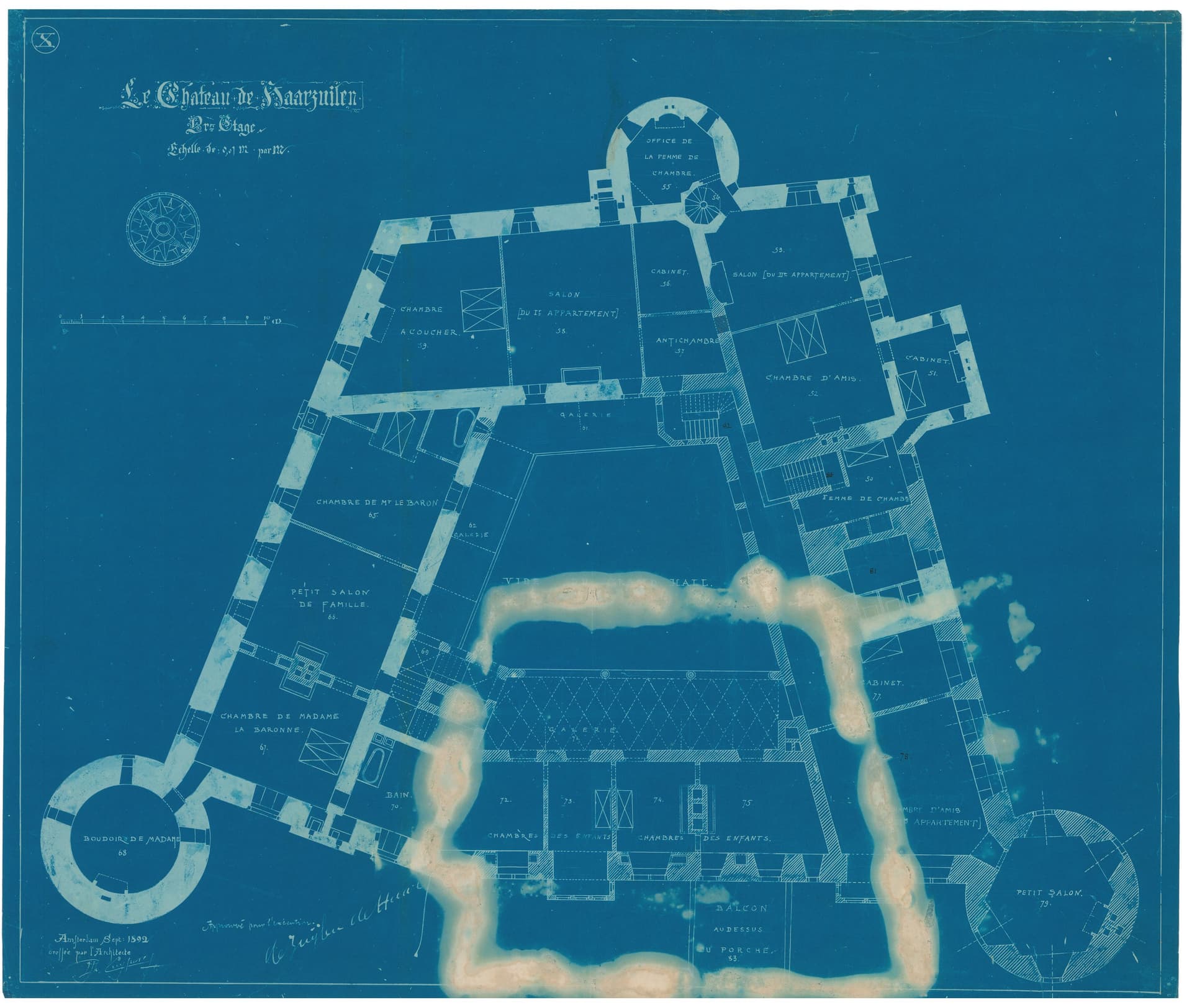 ‘Verwijderingsporen’ op een ontwerp van de (oostelijke) nieuwbouwvleugel van kasteel de Haar. Voor dit gebouwdeel zijn veel varianten getekend, waarvan blauwdrukken in dit dossier zijn bewaard. Wellicht gebruikte Cuypers in kalium- of natriumhy… 