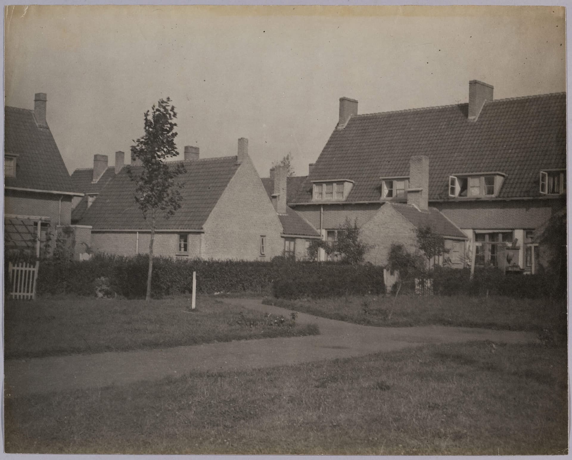 In het fotoarchief van de Tentoonstellingsraad voor bouwkunst en verwante kunsten bevindt zich een aantal foto’s van Vreewijk. De ‘Tentoonstellingsraad’ had als doel om de ‘fine fleur’ van de Nederlandse architectuur te presenteren en te promot… 