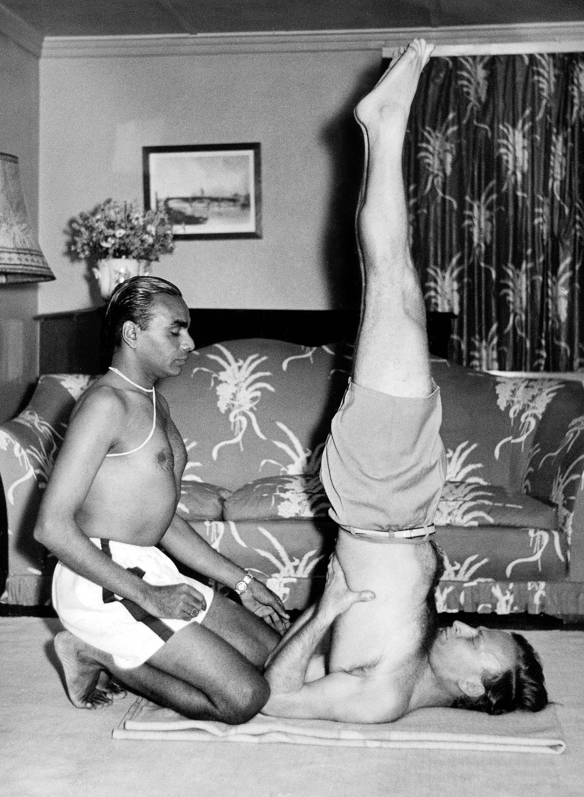 Violinist Yehudi Menuhin at home with his teacher of yoga Shri BKS Iyengar, c. 1954. Hollandse Hoogte.