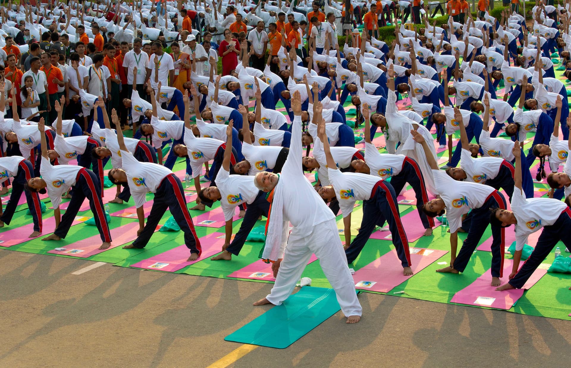 Indian prime minister performs yoga along with thousands of Indians, Hollandse Hoogte, 2015 