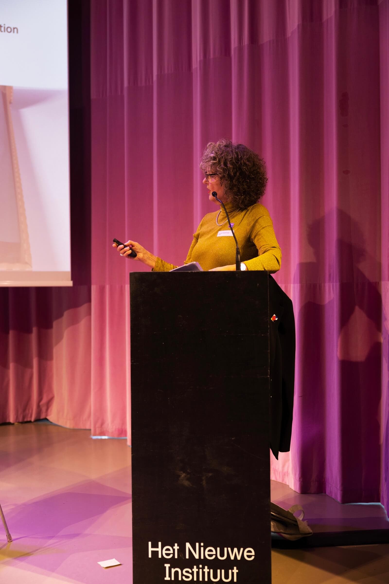 Elizabet Nijhoff Asser tijdens de sessie Van Doesburg: Through the Eyes of the Restorer. Foto Florine van Rees. 