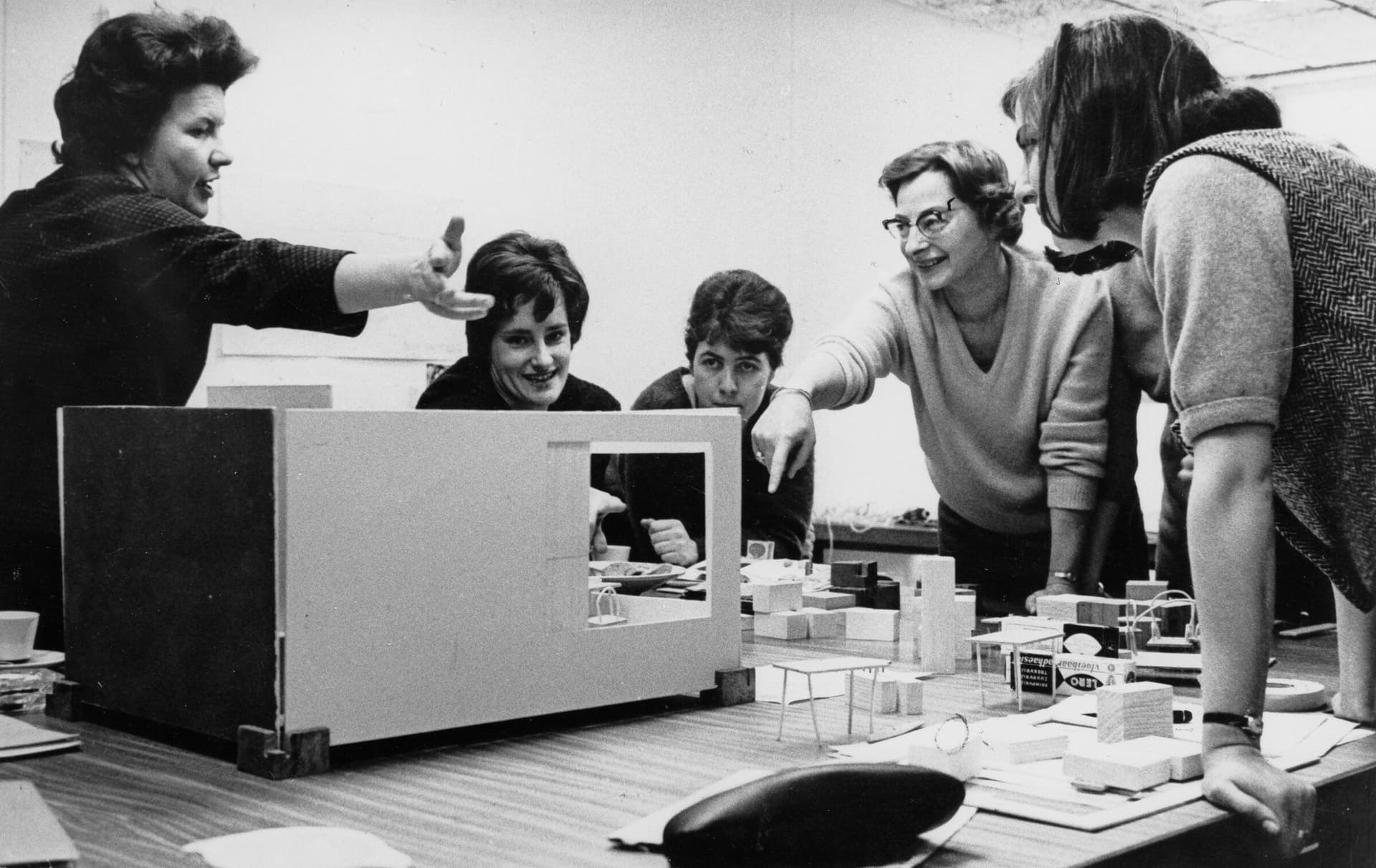 Interior Architect Cora Nicolai teaching her students, 1957. Collection Het Nieuwe Instituut 