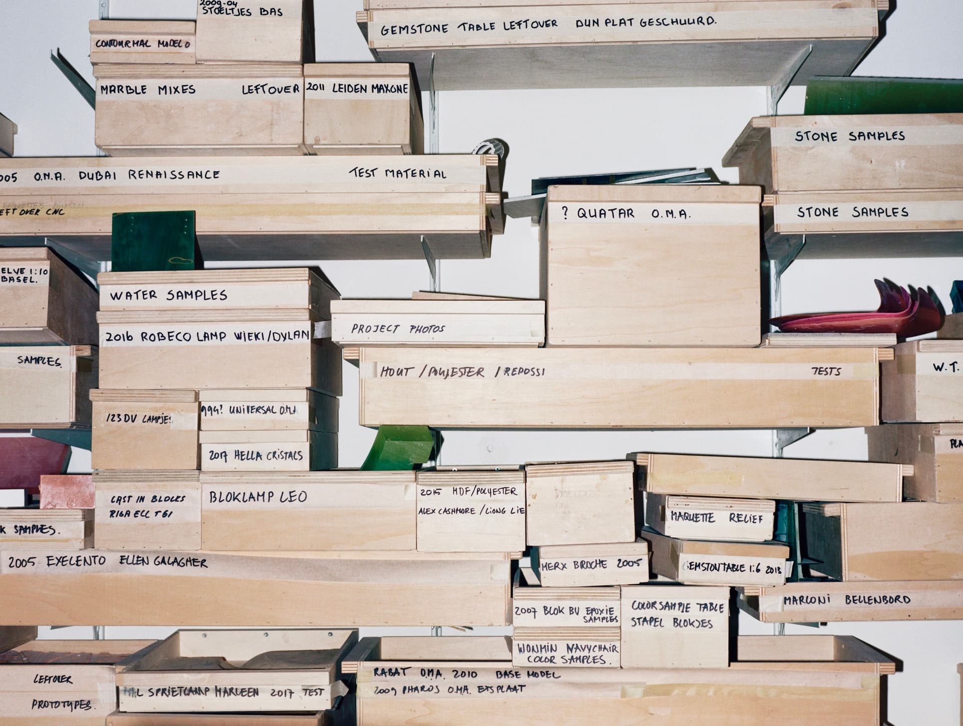  Vincent de Rijk, materiaal-, kleur- en vormstudies voor verschillende projecten waar De Rijk bij betrokken is geweest. Uit het archief van Werkplaats Vincent de Rijk. Vastgelegd voor Speculatief Design Archief, Het Nieuwe Instituut, Rotterdam 2… 