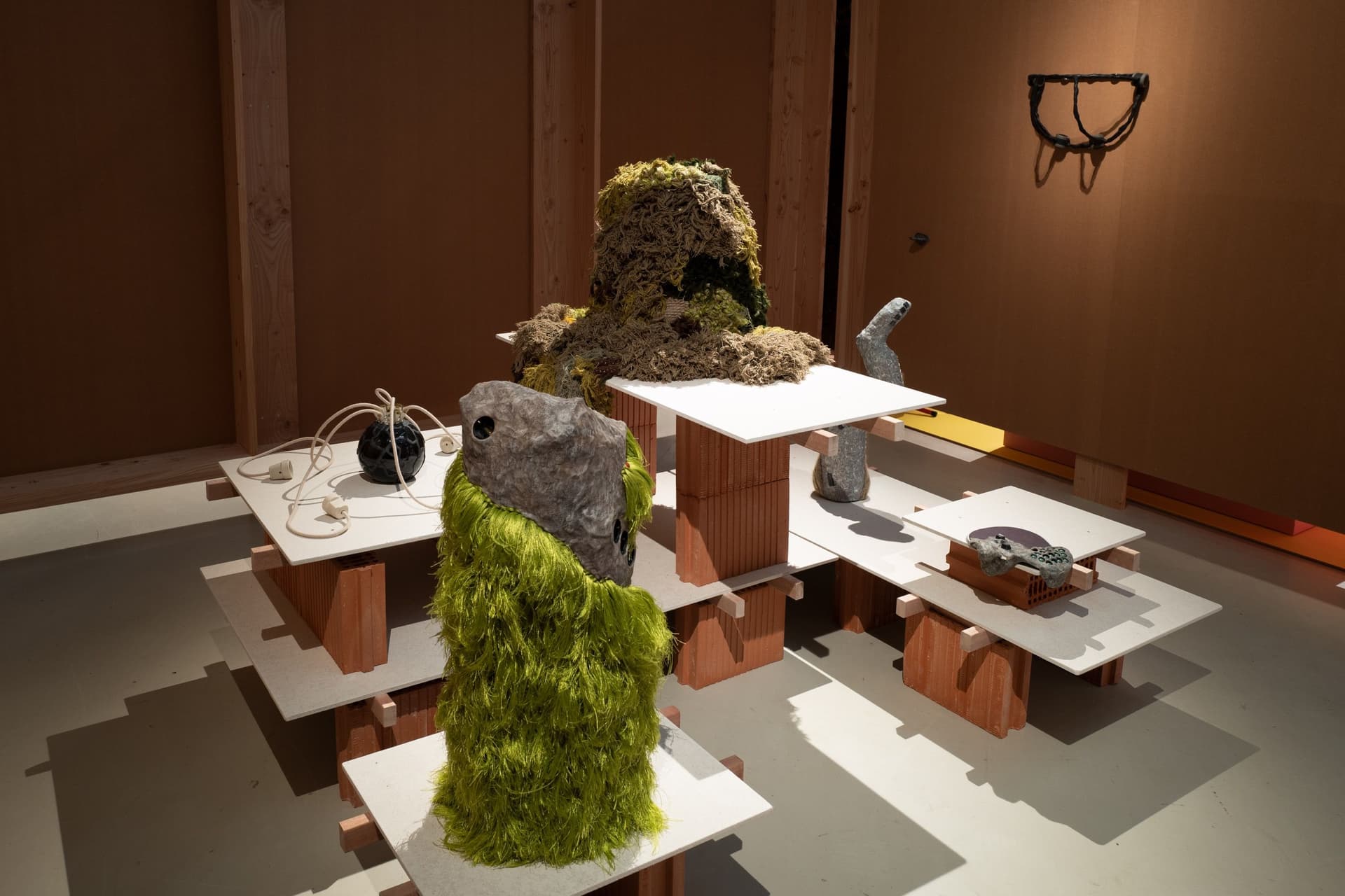 Laura Bosch, 'The last whispers of the simulated weeds', in het kader van 'Home of your Own' binnen de tentoonstelling Tijdelijk Huis van Thuis bij Het Nieuwe Instituut. Foto: Johannes Schwartz 