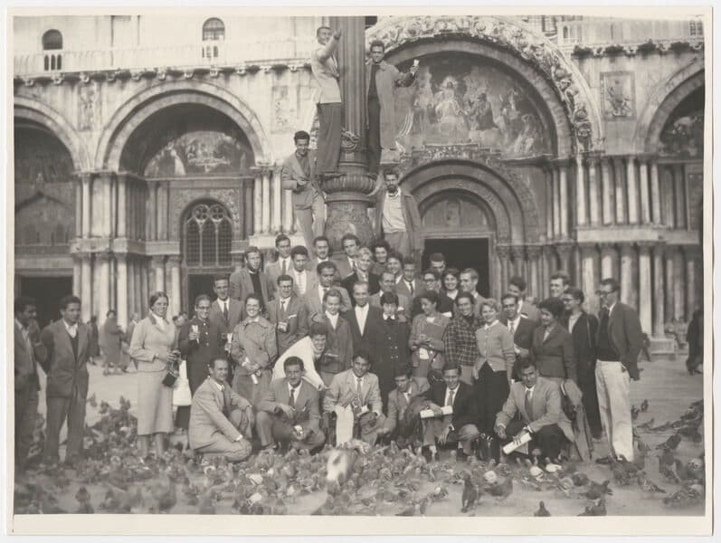 CIAM Summer School in Venetïe, 1956. Groepsfoto van deelnemers. Foto: Jaap Bakema. Collectie Het Nieuwe Instituut, BAKE f21 