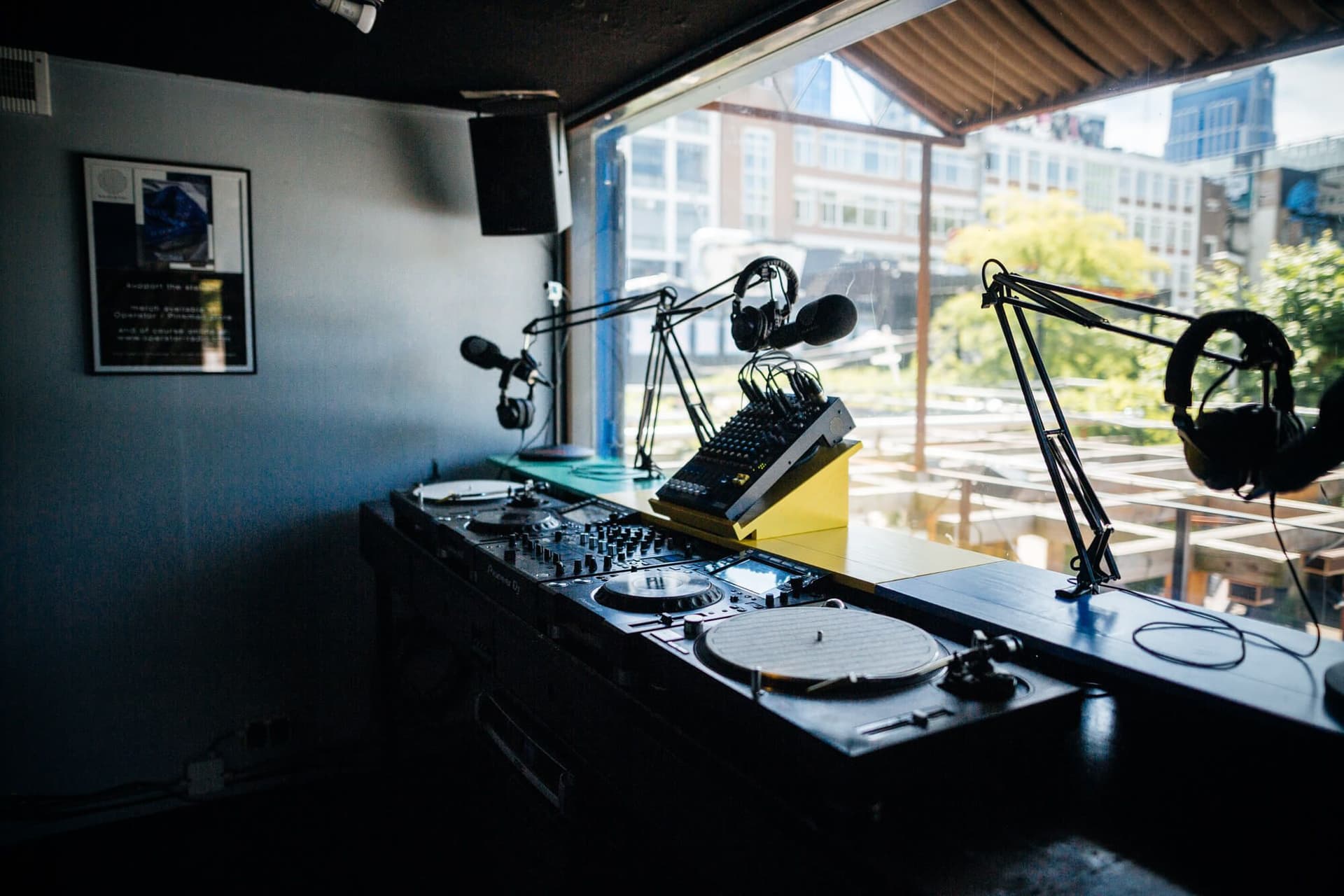 De studio van Operator Radio. Foto: Mark Bolk. 