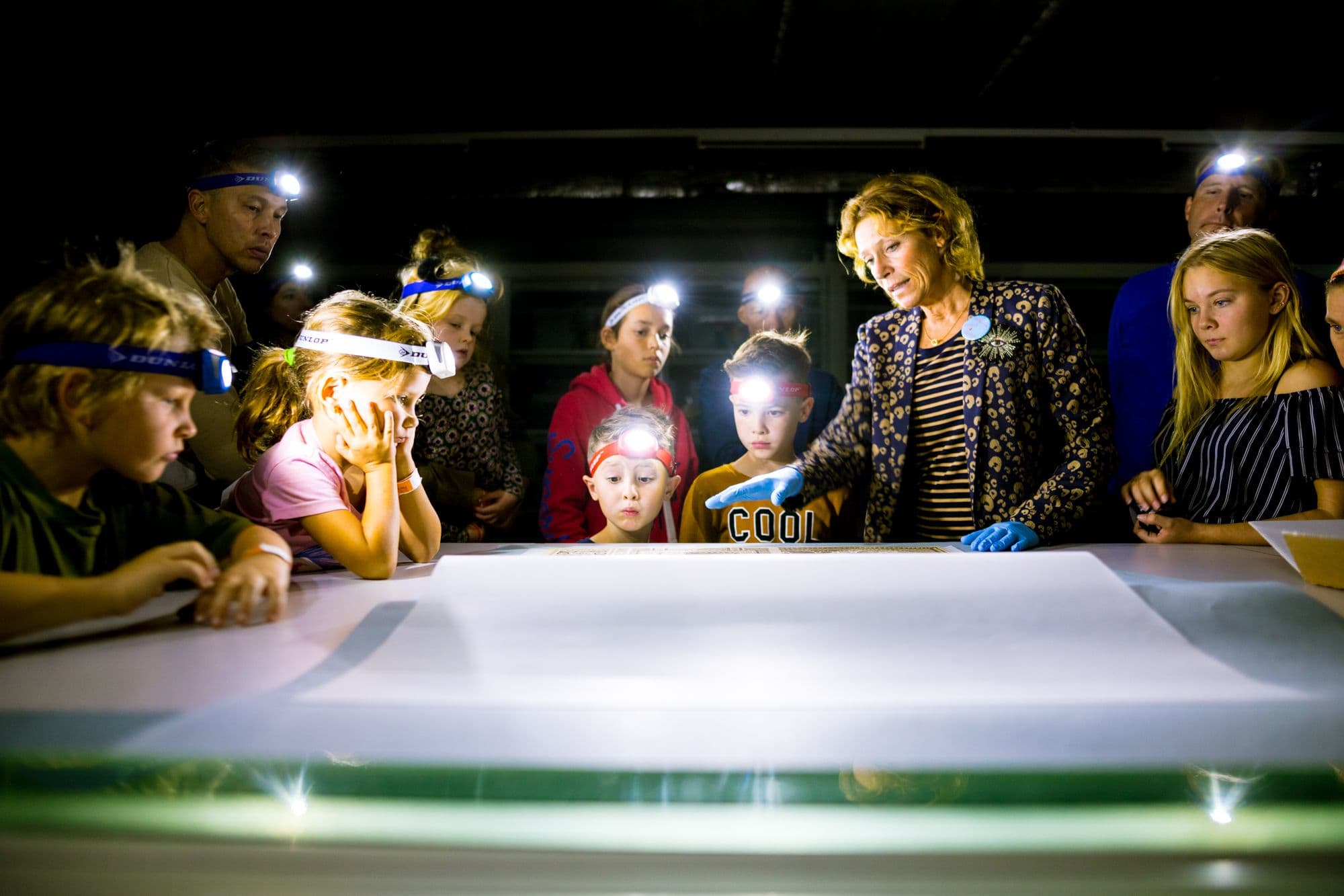 Archiefbezoek FamilieFest Het Nieuwe Instituut. Fotograaf Marwan Magroun. 