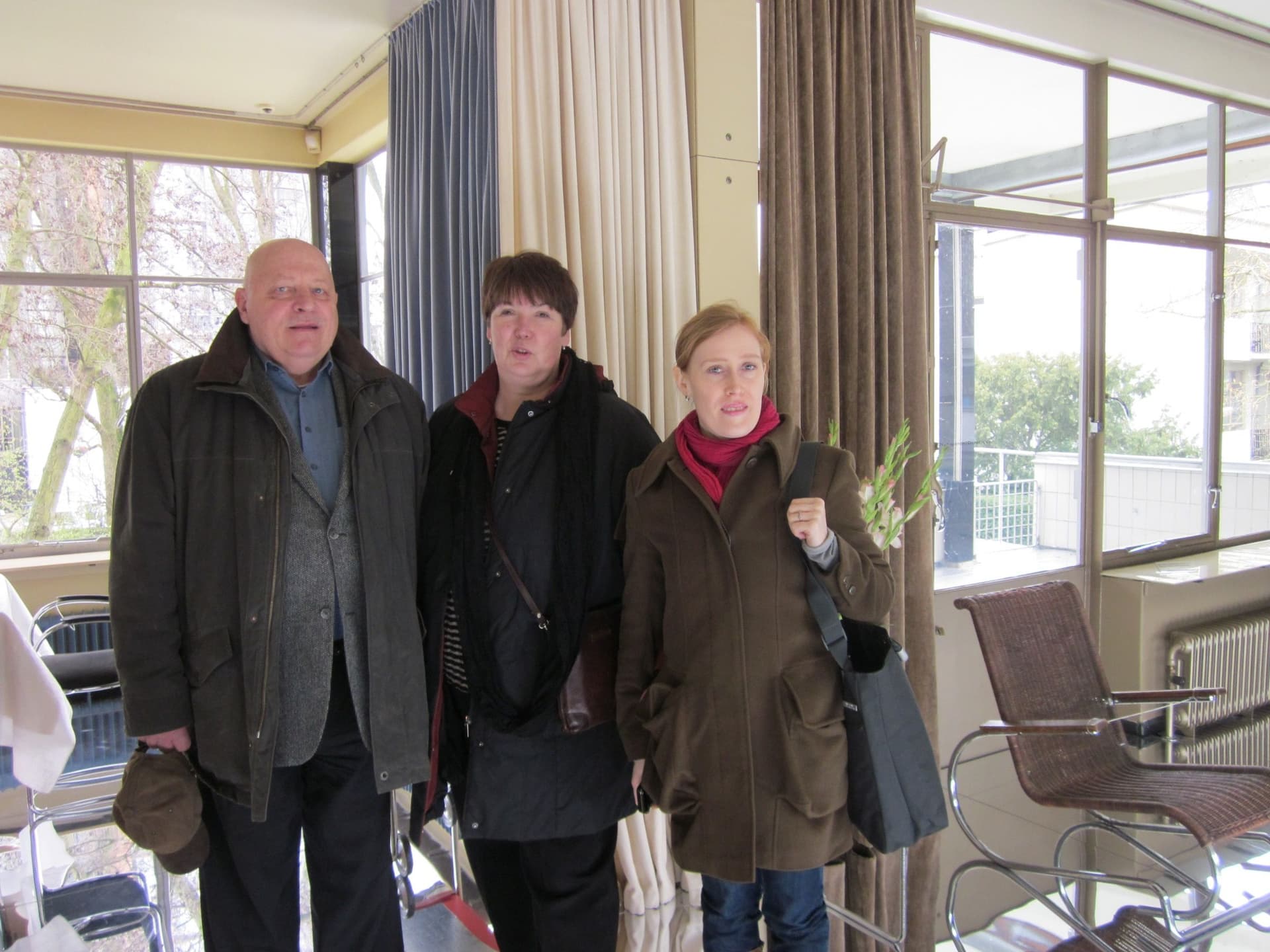 Irina Chepkunova (midden, met partner) en Alexandra Stepina (rechts) in Huis Sonneveld. 