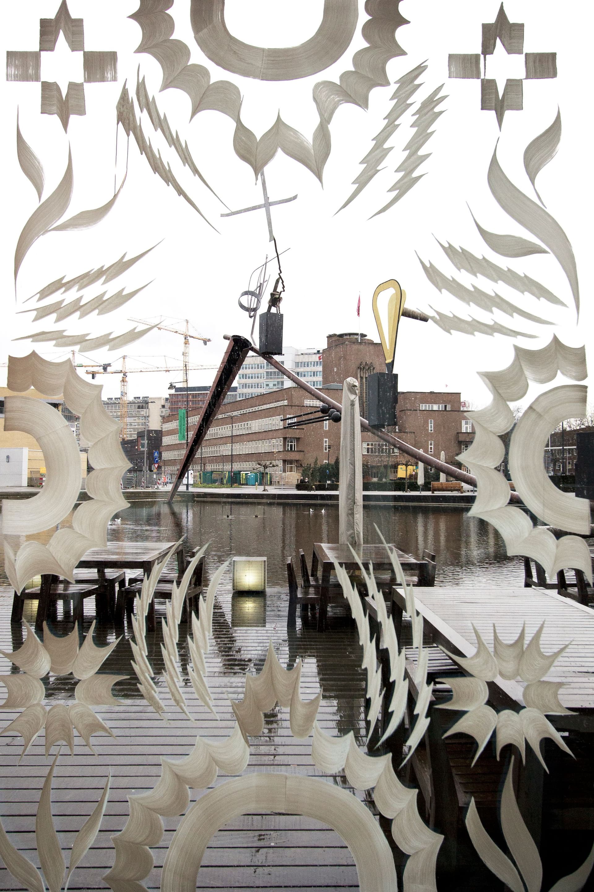  Raamschildering ’Huis in een witte tutu’. Anagram van ‘Het Nieuwe Instituut’. Foto Florine van Rees 
