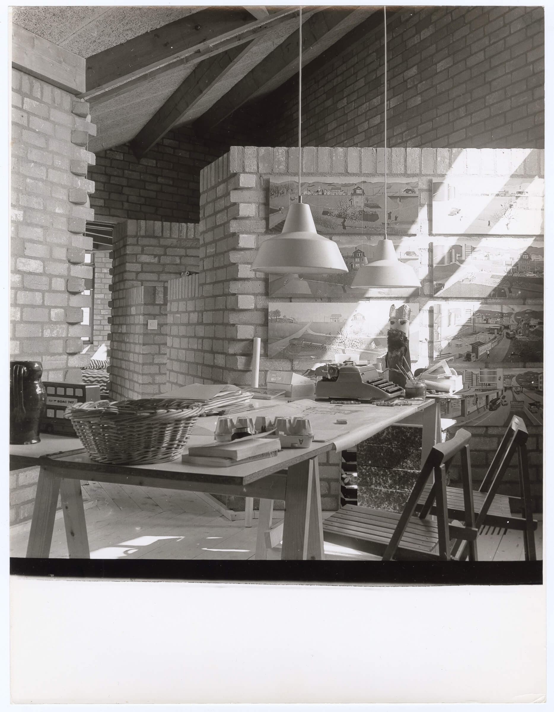 This attractive workspace takes full advantage of the beautiful light streaming in and exudes creativity. On the table stands a typewriter with a kind of cardboard Santa and an egg box - which was perhaps the inspiration for the beautifull…  