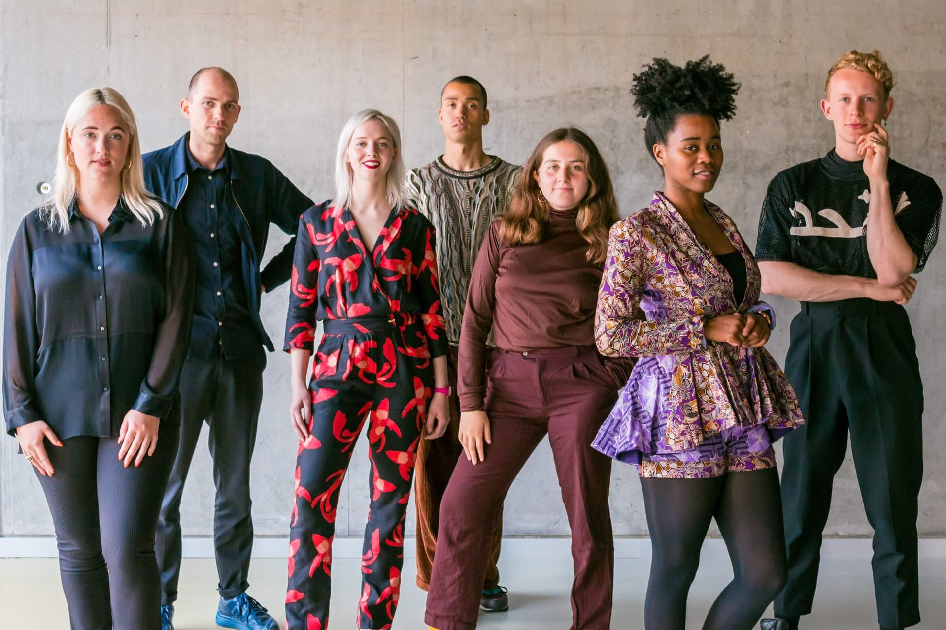 Rondleiders Het Nieuwe Instituut. V.l.n.r.: Alexa Hakkenbrak, Sven Jansse, Joëlle Hoogendoorn, Nevill Mitchell Martins, Pia Canales, Aissa Traore, Bas van der Kruk. Fotograaf Marwan Magroun.  