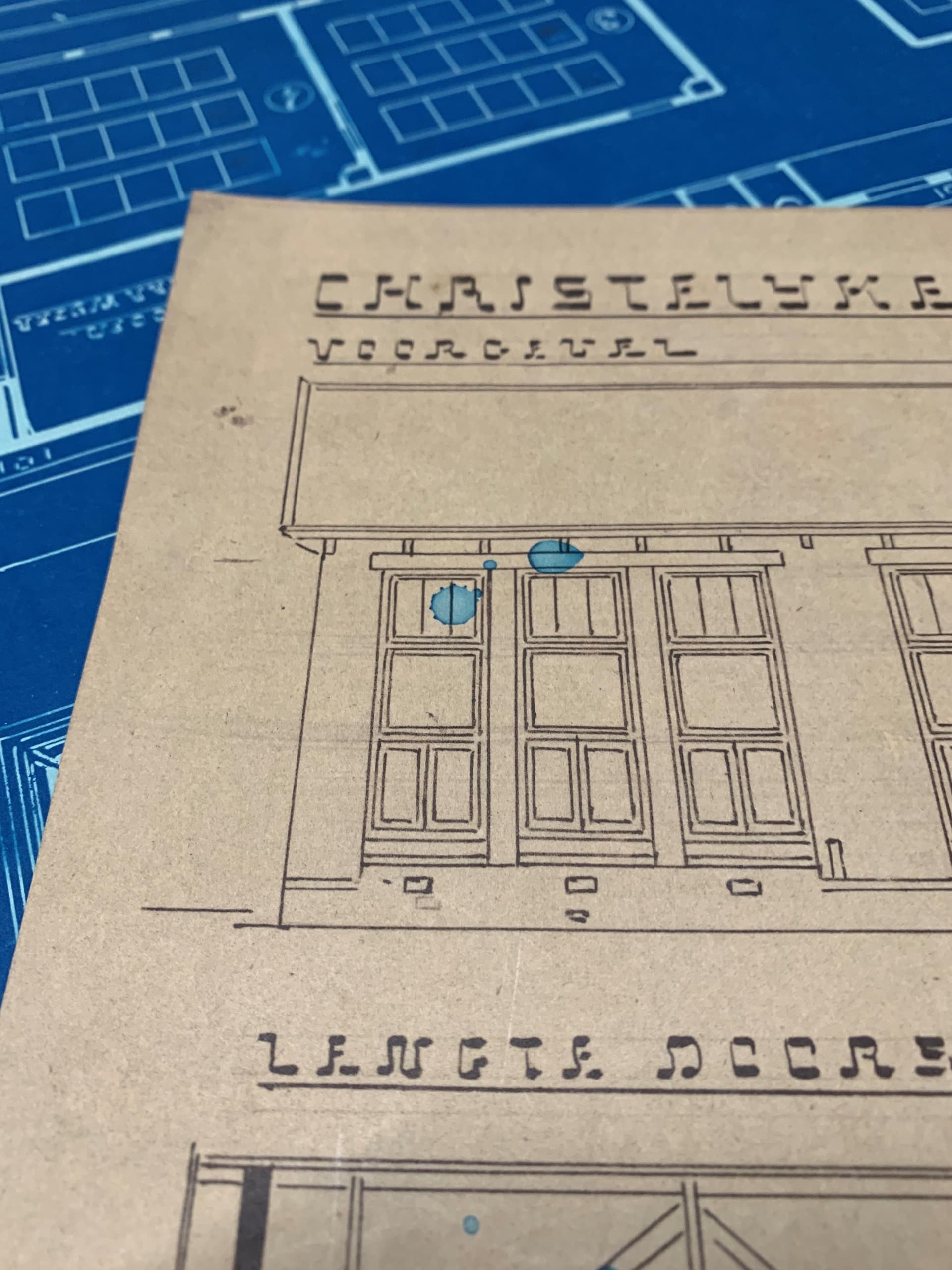 In the early 20th century, architects worked both with blueprints and whiteprints. This is evident in H.J. Jesse’s work. Here, we see traces of the blueprinting process on a whiteprint, which shows these processes were closely linked at th… 