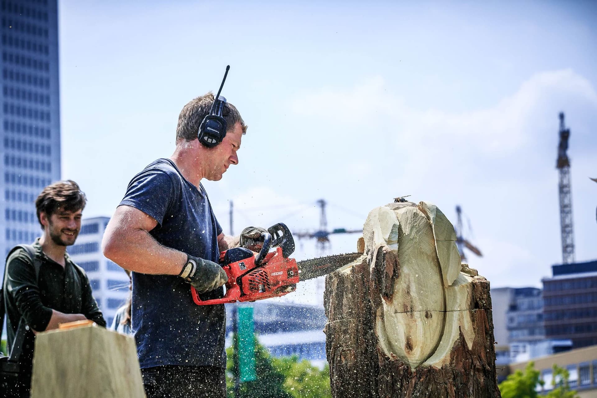 Dave Harmsworth (Treeworks) demonstreert zijn kunsten met de kettingzaag. Foto: Matthijs Immink. 