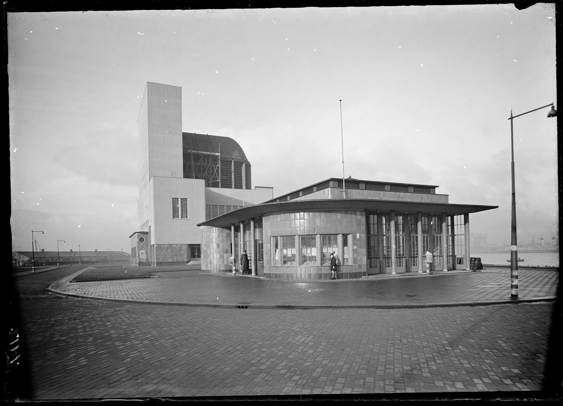 G. Burg, ca. 1941. Architect A. van der Steur. Filtergebouw Maastunnel, Rotterdam, 1937-1941. Collectie Het Nieuwe Instituut, BURG n435.  