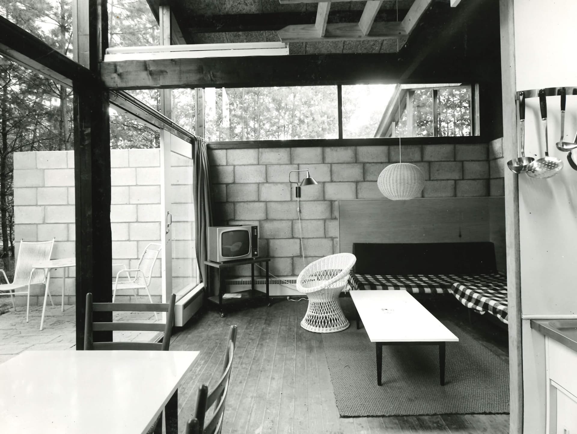 Jan Vrijhof, interieur van vakantiehuisje op het 5-sterren De Lommerbergen, Zuid Limburg. In opdracht van Sporthuis Centrum, 1968. Collectie Broekbakema. 