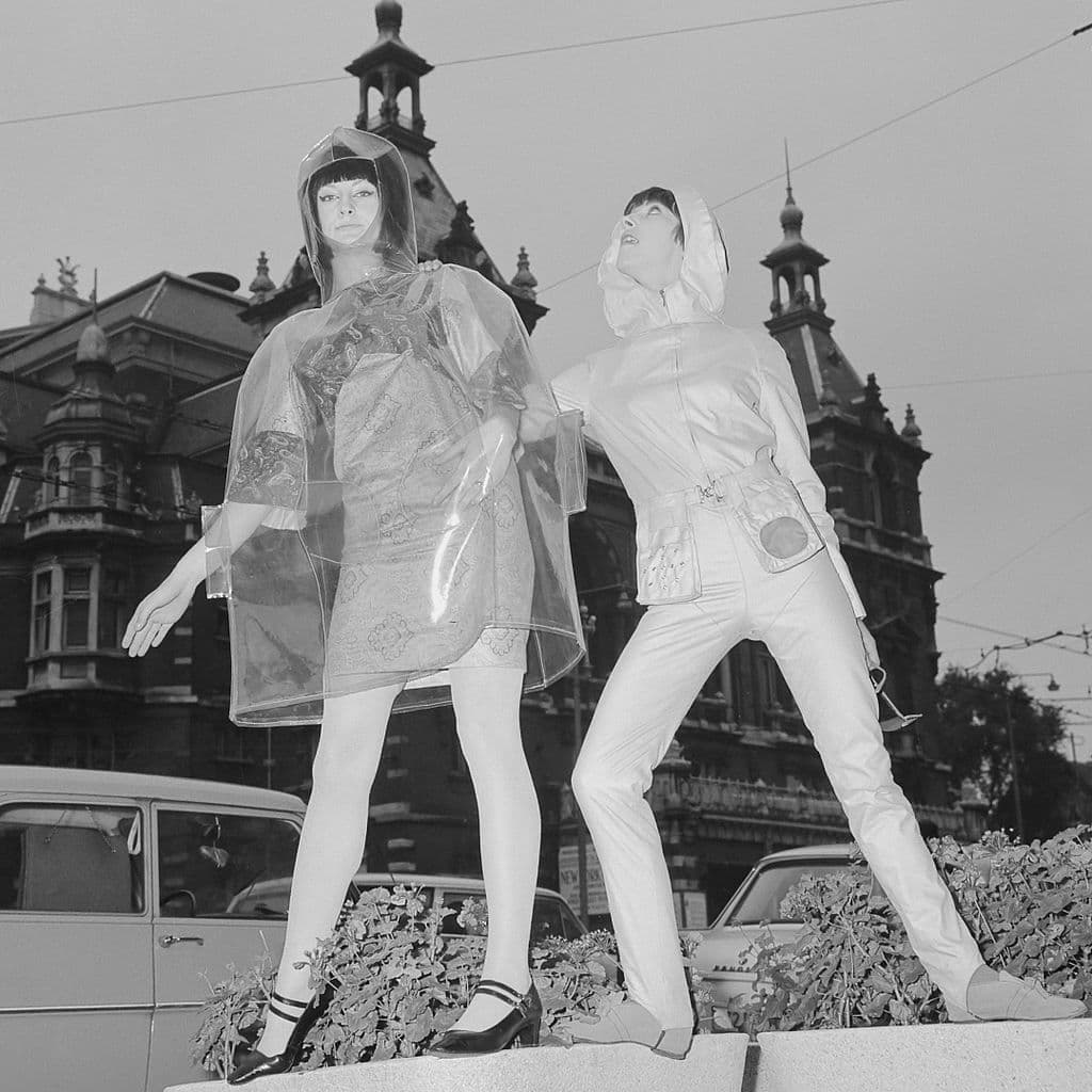 Josje Leeger en Marijke Kooger (1965) by Jac. de Nijs / Anefo - Nationaal Archief. Licensed under CC BY-SA 3.0 via Commons  