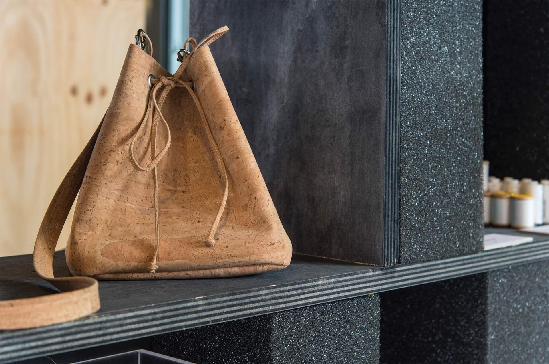 Bucket bag from cork leather. Photo Petra van der Ree 