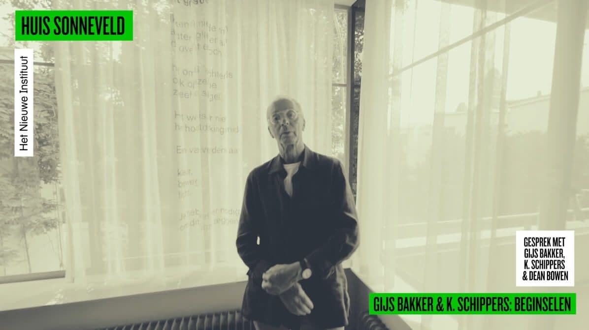 Gijs Bakker. Still uit ‘Ongewoon alledaags’. Gesprek met Gijs Bakker, K. Schippers en Dean Bowen, o.b.v. Hodan Warsame. Uitgezonden vanuit Huis Sonneveld op 11 juli 2020. Videografie: Tanja Busking, Michaela Lakova. 