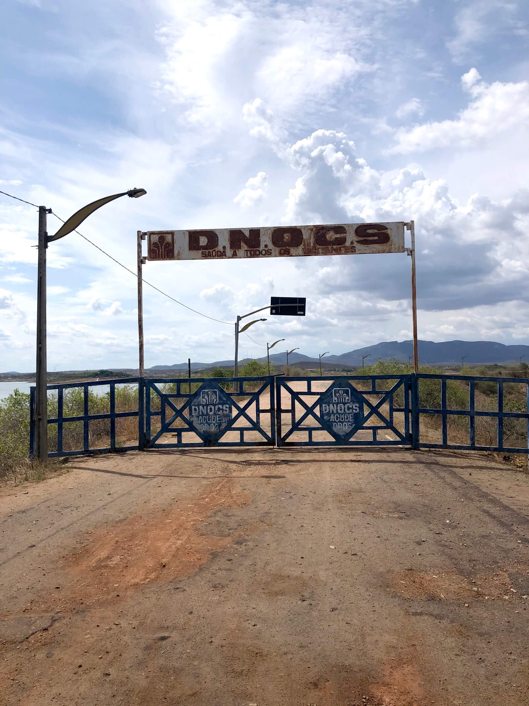 Institutional Signage, Orós dam. Photo credit: O grupo inteiro. 