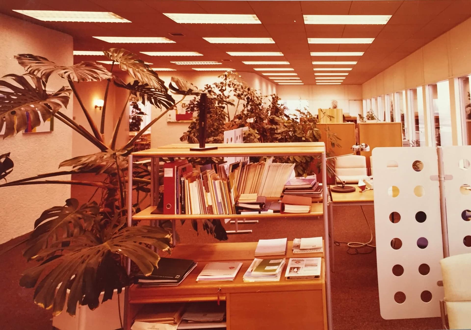 Verkleurde foto interieur Nieuwbouw Nevengebouw nabij Centraal Station Utrecht in opdracht van de Nederlandse Spoorwegen,1970-1979. Fotograaf: Gerhard Jaeger. Collectie Het Nieuwe Instituut, Archief M. van Schijndel, SCIJf54-7