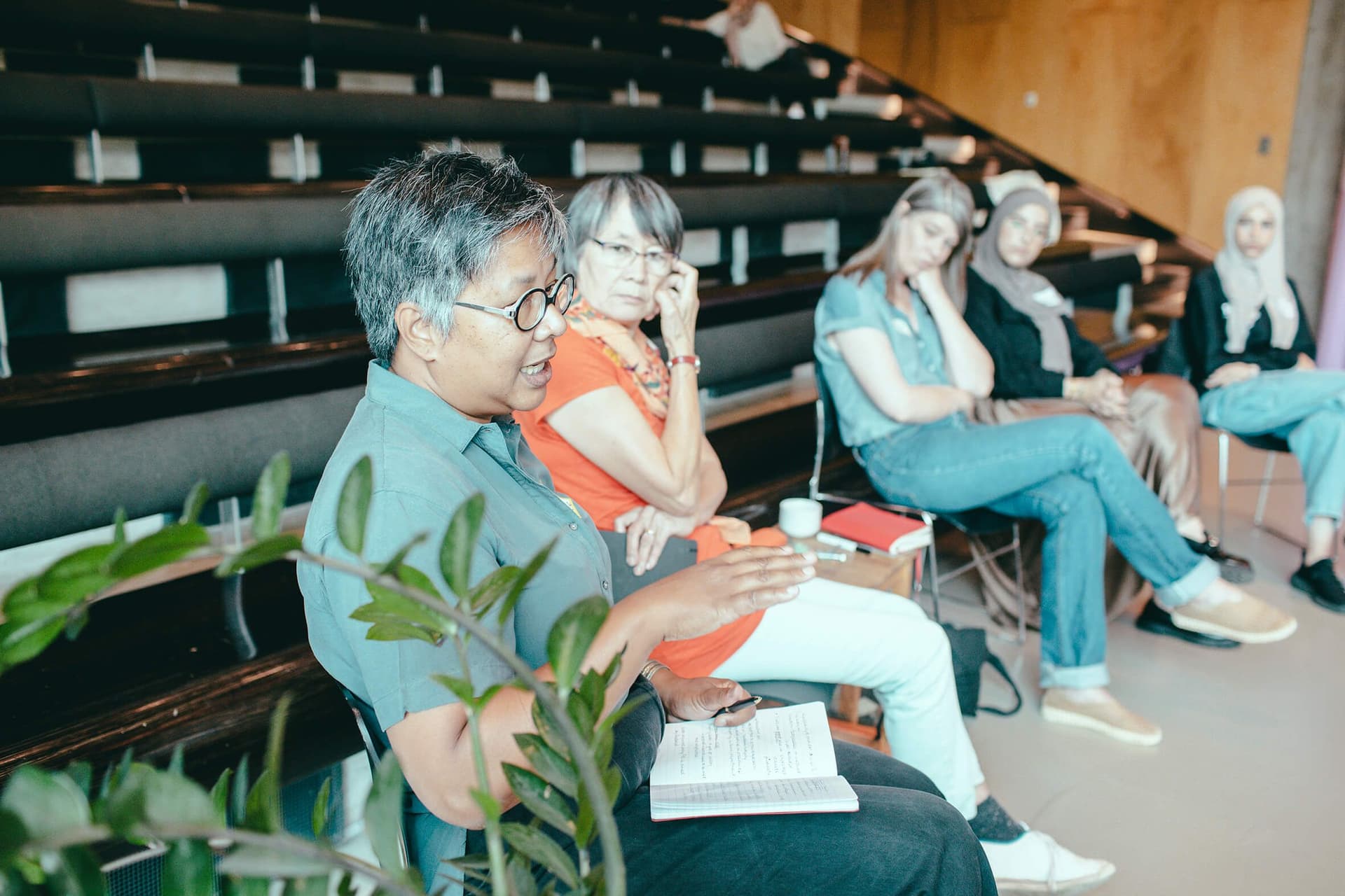 Garjan Sterk aan het woord tijdens Rondetafelgesprek #1 van de Feminist Assembly Month, op 3 september 2022 in Het nieuwe instituut. Foto: Simaa Al-Saig 