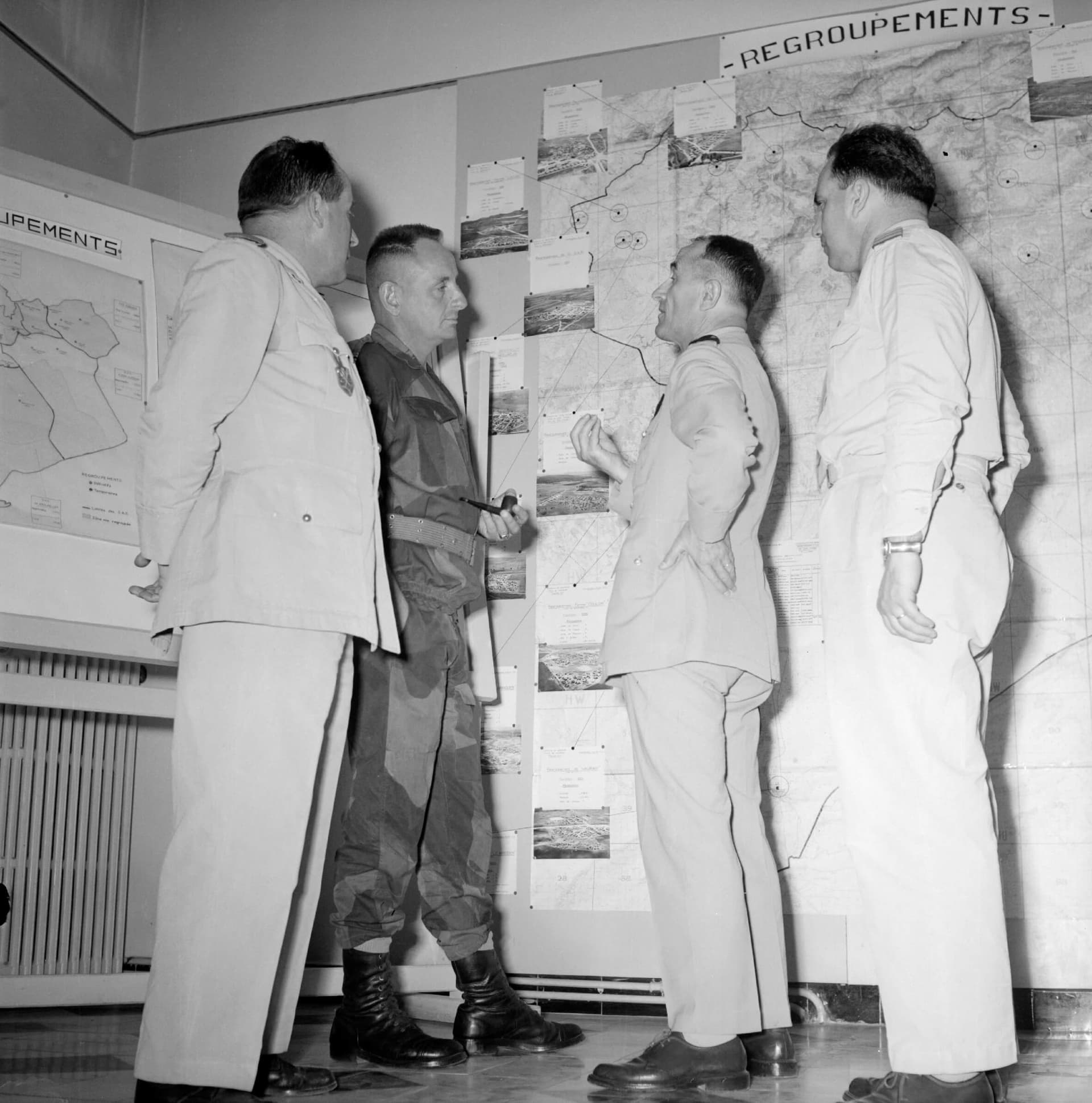 Officieren bespreken het hergroeperen in de militaire sector van Saïda, regio van Oran, Algerije, februari – april 1959 © Marc Flament / Private Archives / ECPAD 