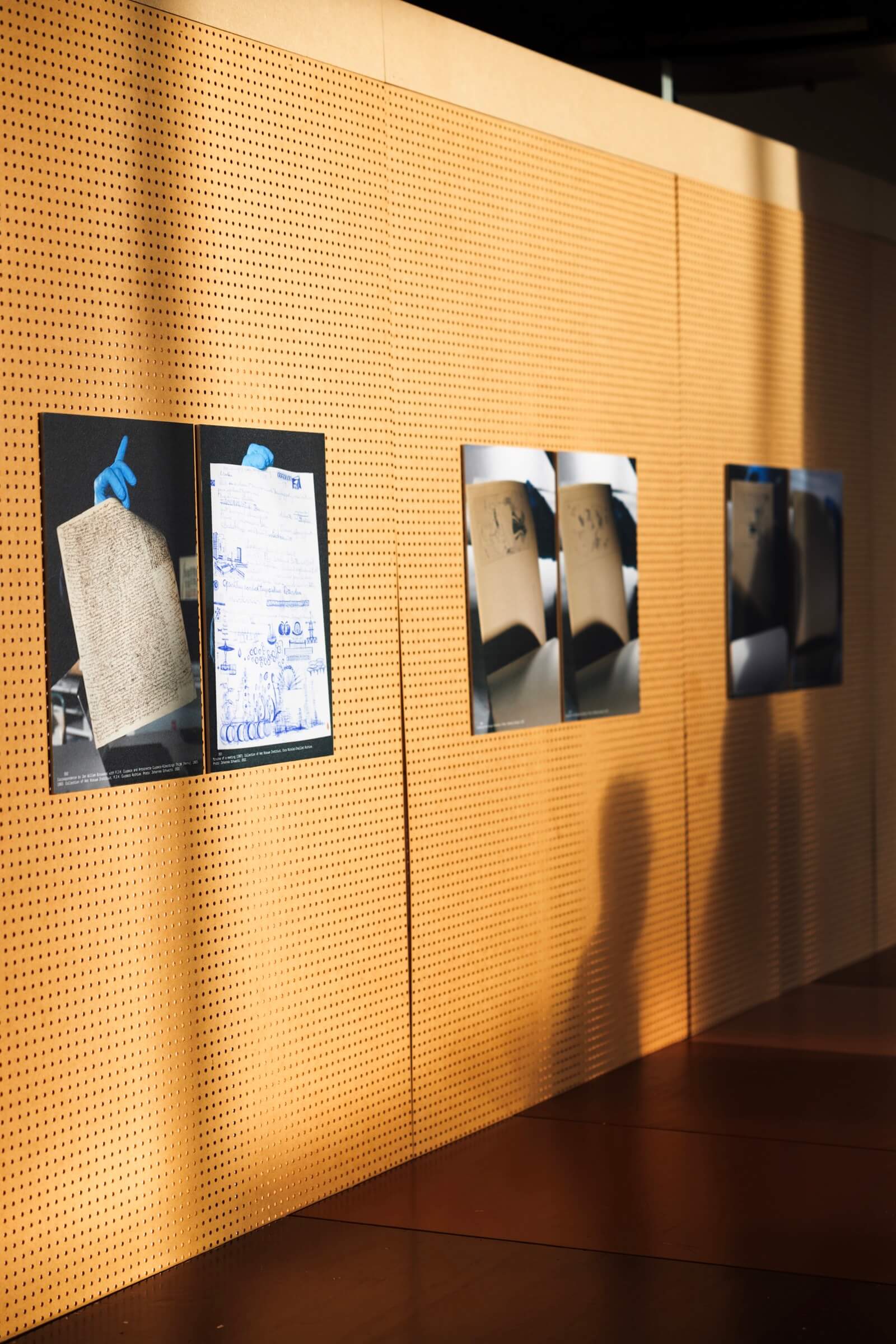 Fotograaf Johannes Schwartz vroeg collectiemedewerkers van Het Nieuwe Instituut naar hun favoriete archiefstukken. Hij fotografeerde ze en stelde een serie samen die verspreid door het gebouw te zien is. Foto Florine van Rees. 