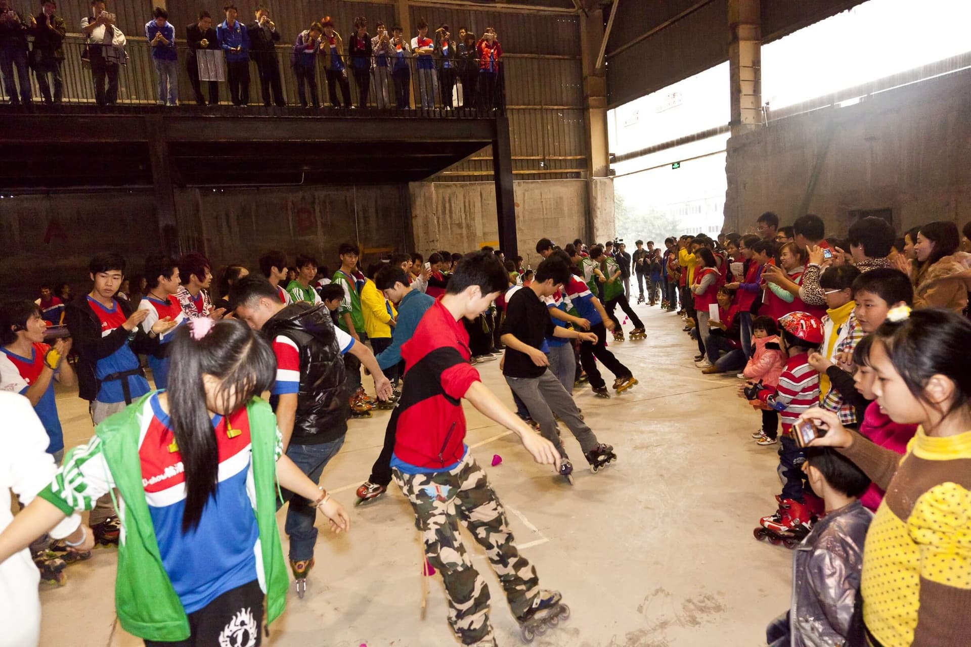 Roller-skatende arbeidsmigranten uit Dalang, tijdens het Dalang Fever event in The Value Factory, op 14 december 2013. Foto: UABB. 