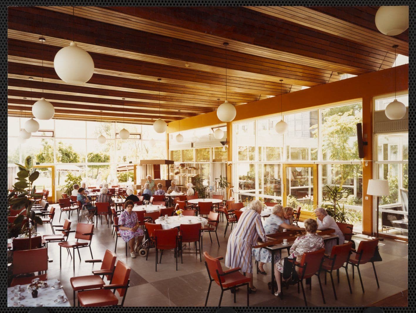 Does ending up in a retirement home sound like a nightmare? This photo may offer some hope. The light-filled space, the abundance of greenery, the chat over a cup of coffee or a game – you can’t get much closer to the feeling of home. J.P… 