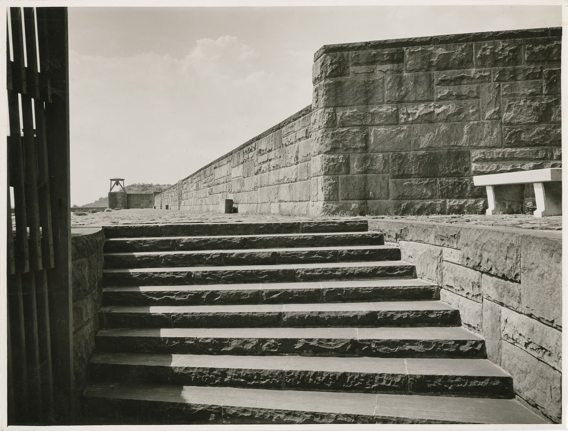  A. Komter. Erebegraafplaats in Bloemendaal, 1947. Collectie Het Nieuwe Instituut Foto © J. D' Oliveira / Nederlands Fotomuseum 