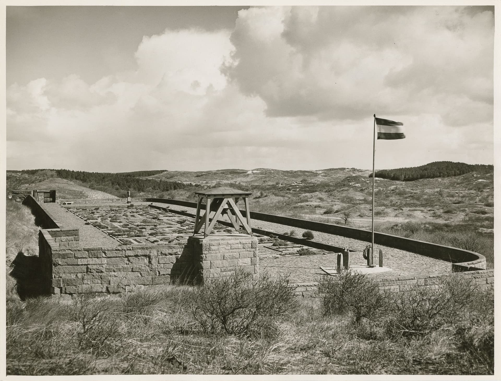  A. Komter. Erebegraafplaats in Bloemendaal, 1947. Collectie Het Nieuwe Instituut. Foto © J. D' Oliveira / Nederlands Fotomuseum 