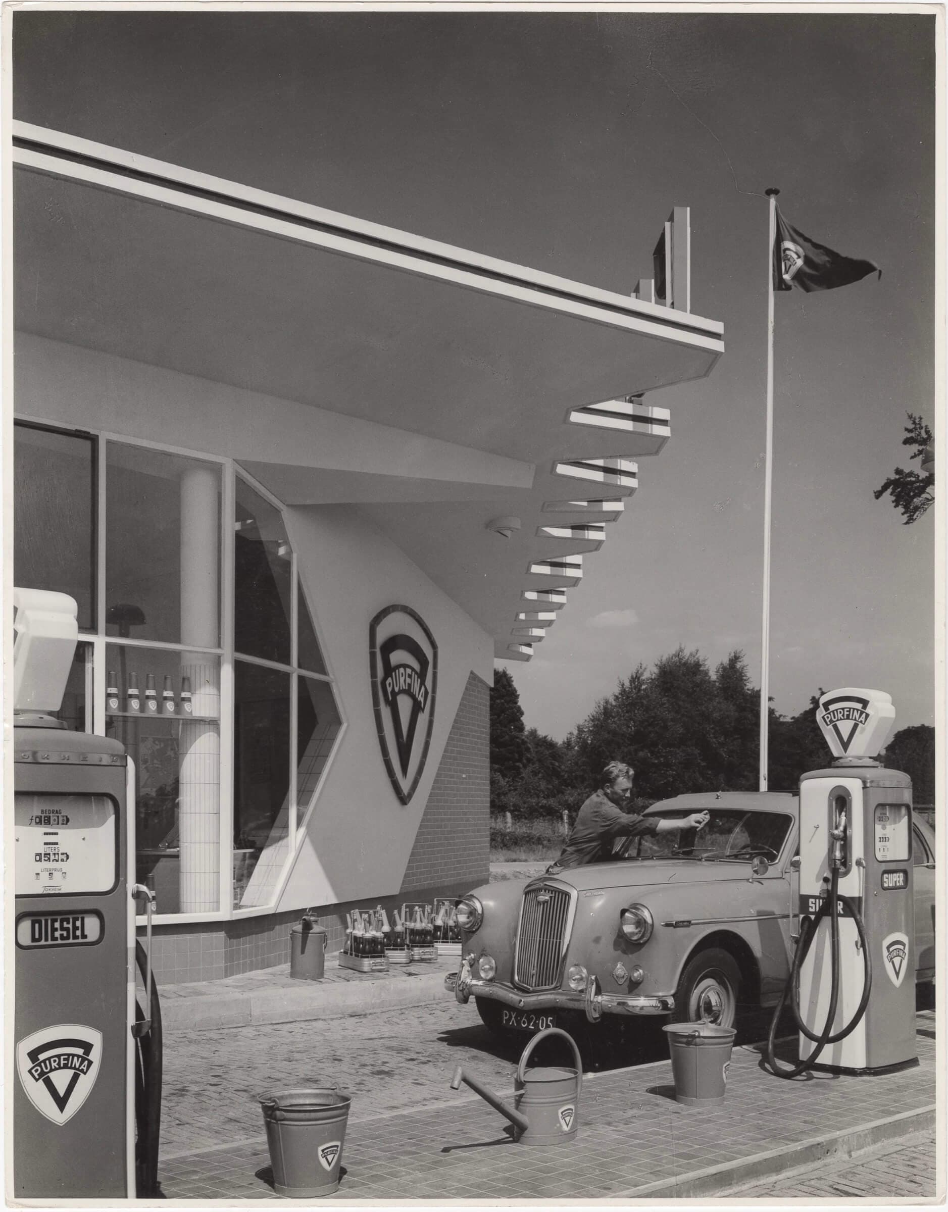 S. van Ravesteyn. Benzinestation Purfina, Arnhem, 1957. Collectie Het Nieuwe Instituut, RAVE ph 127. Foto Hans Spies © Nederlands Fotomuseum 