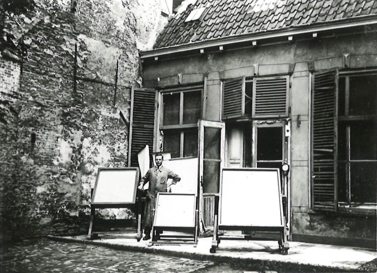 De eerste ‘kopieermachines’ ontstonden aan het einde van de negentiende eeuw. Er waren verschillende grote spelers op dit terrein, zoals het apothekersbedrijf Van der Grinten (later OCE/Canon) in Venlo en de lichtdrukkerij Corns. Immig & Z… 