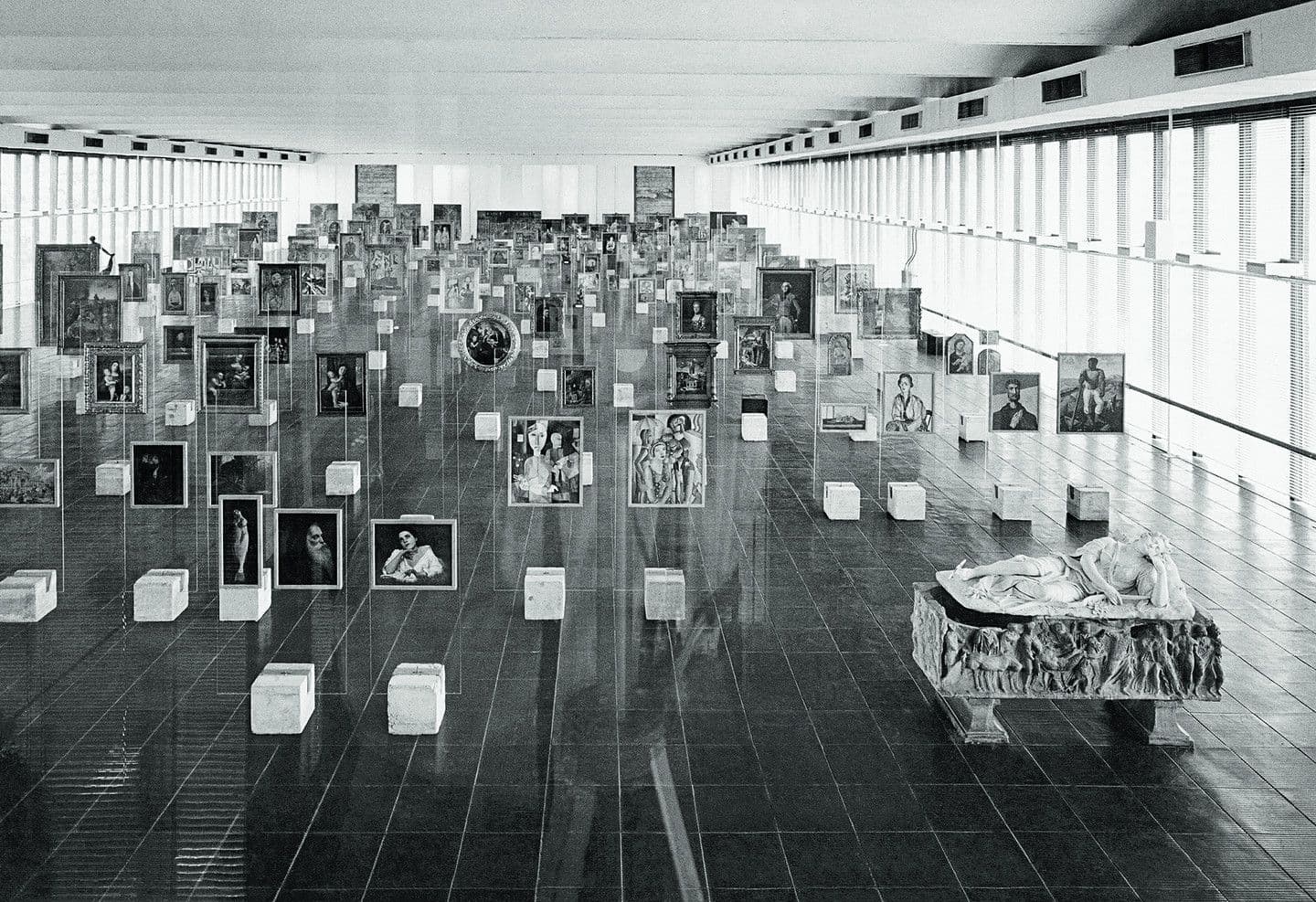 Tentoonstellingsontwerp Lina Bo Bardi, MASP - Museu de Arte de Sao Paulo, 1970. Foto: Paolo Gasparini. © Instituto Bardi / Casa de Vidro / Paolo Gasparini.