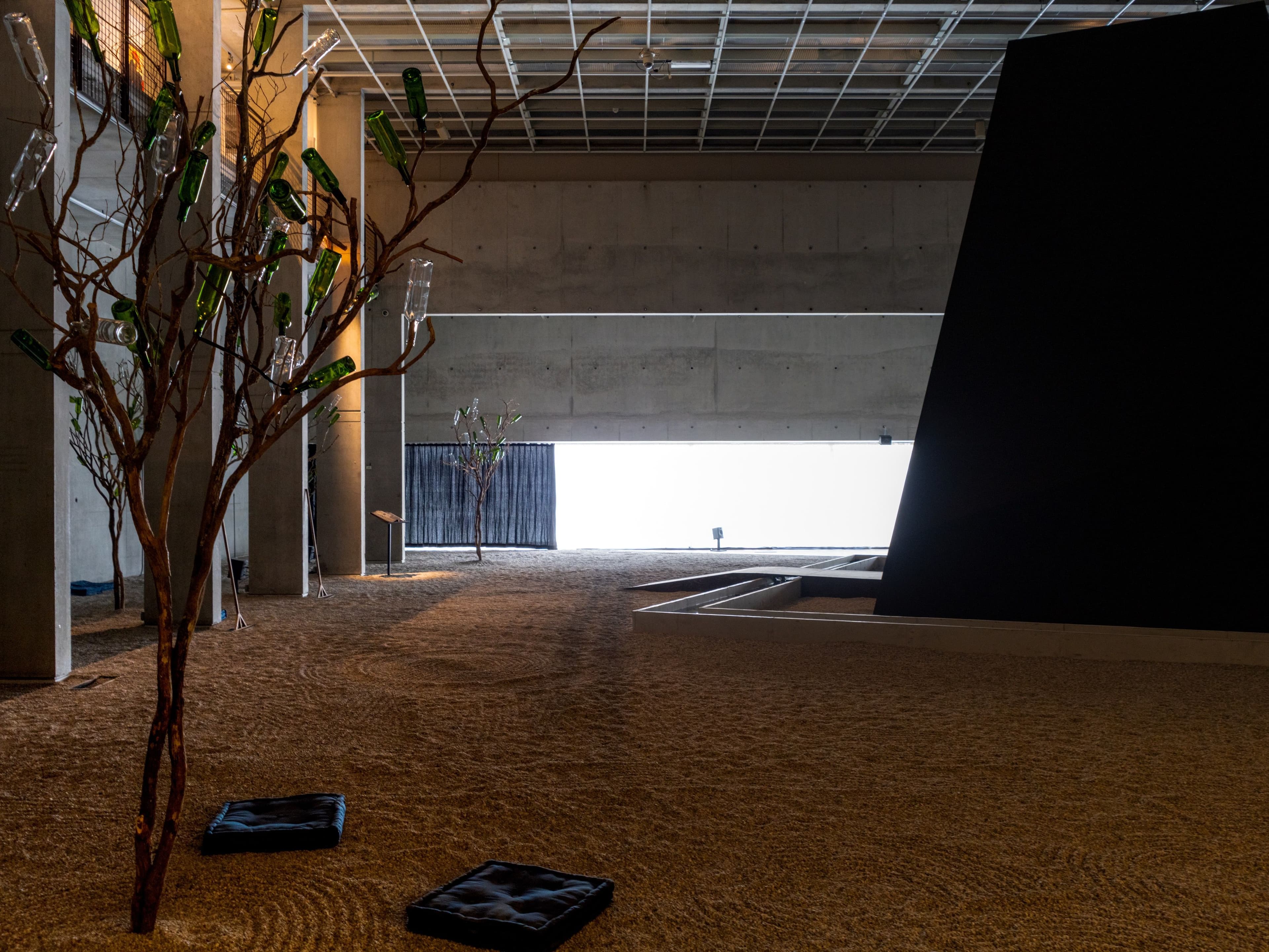 G/D THYSELF: Spirit Strategy On Raising Free Black Children, installatie van The Ummah Chroma. Het Nieuwe Instituut, 2020. Photo: Johannes Schwartz.