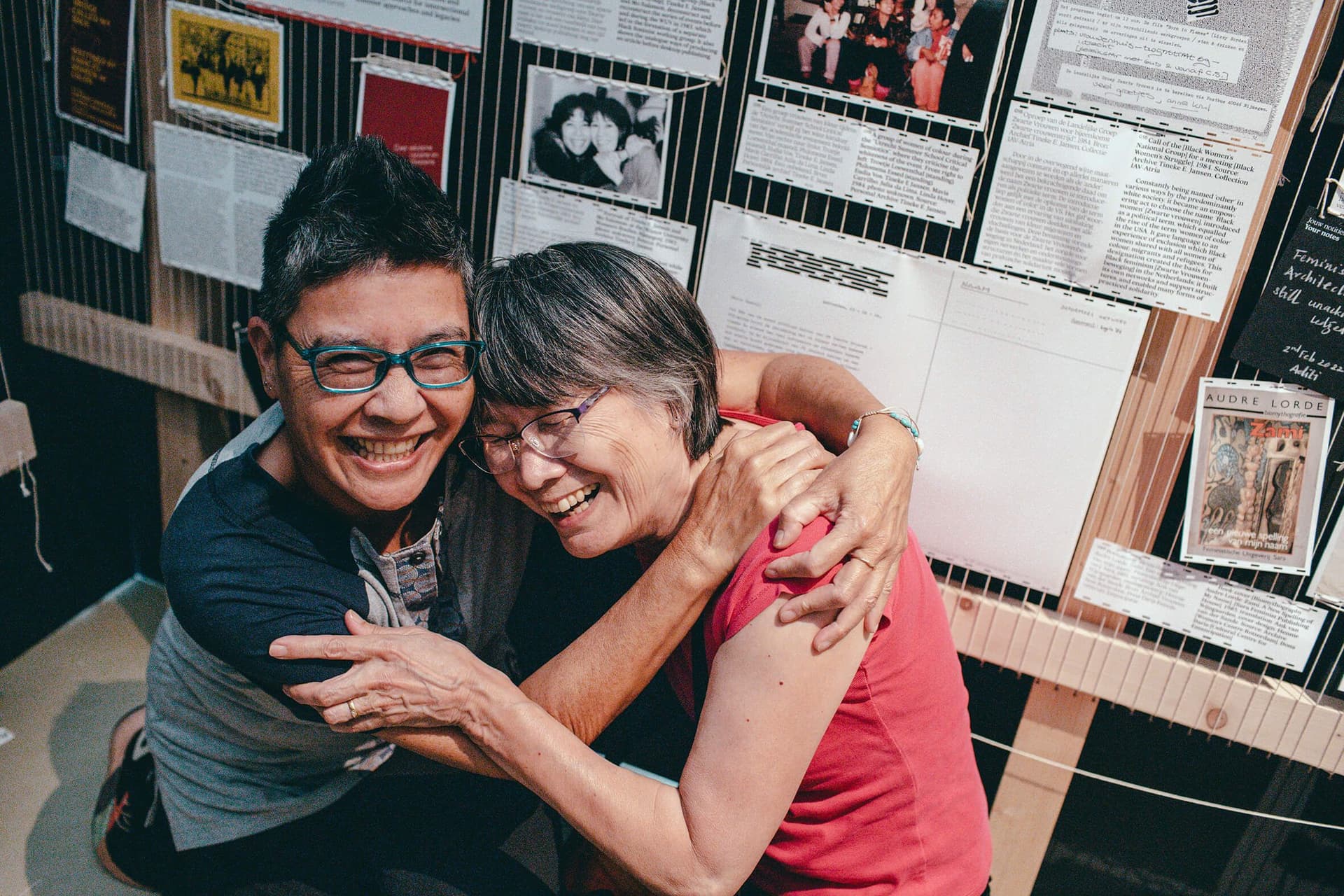 Mo Salomon en Tineke E. Jansen in de kamer over feministische ontwerpstrategieën tijdens de aftrap van de Feminist Assembly Month op 1 september 2022 in Het Nieuwe Instiuut. Foto: Simaa Al-Saig 